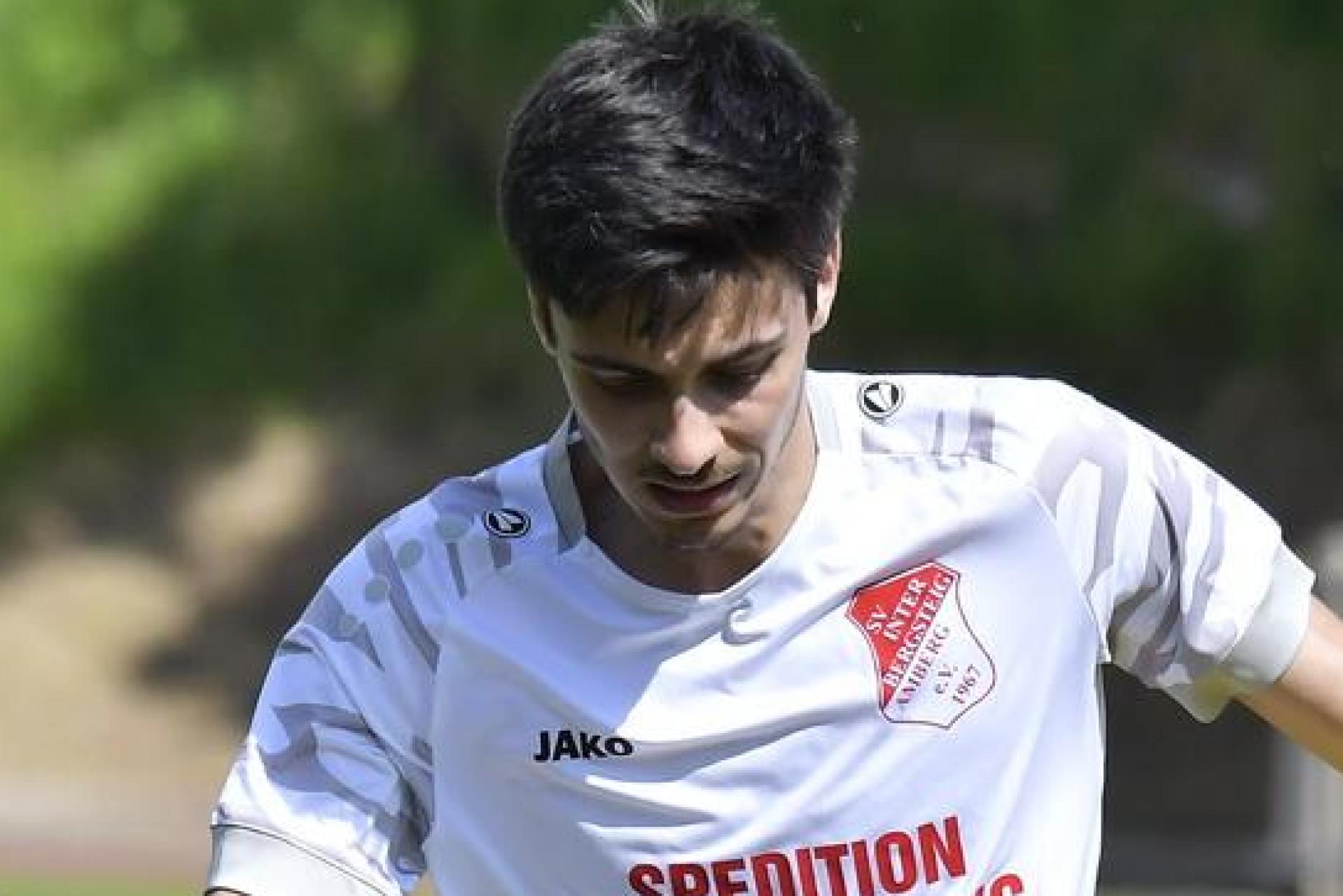 Markus Barth (links) läuft nach der Winterpause wieder für den SV Inter Bergsteig Amberg auf. Er ist nicht die einzige Verstärkung für den Abstiegskampf in der Bezirksliga Nord.  (Archivbild: Hubert Ziegler)