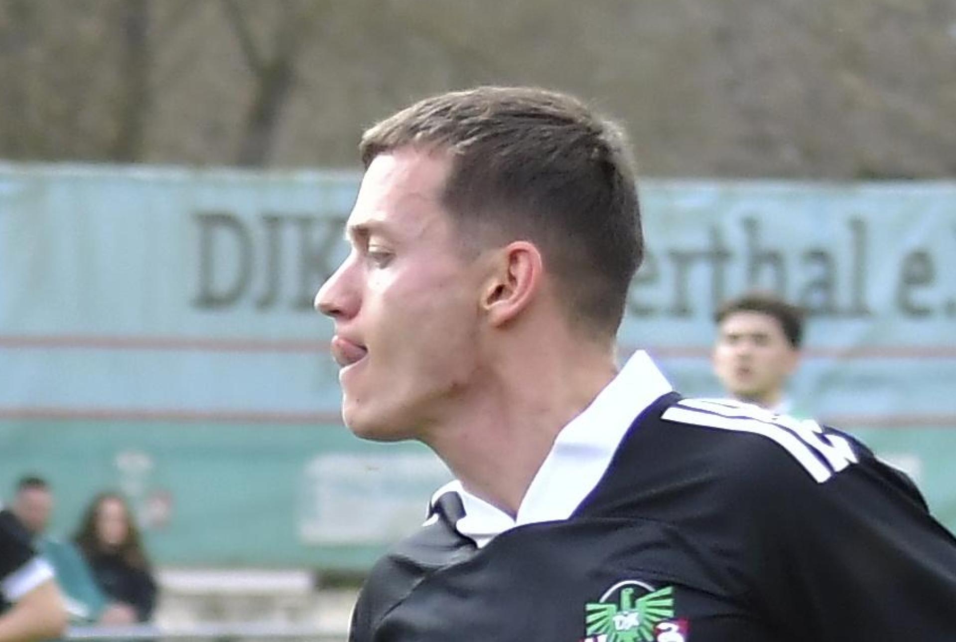 Laurin Klaus (rechts) verlässt die DJK Ammerthal Richtung Kornburg. (Archivbild: Hubert Ziegler)