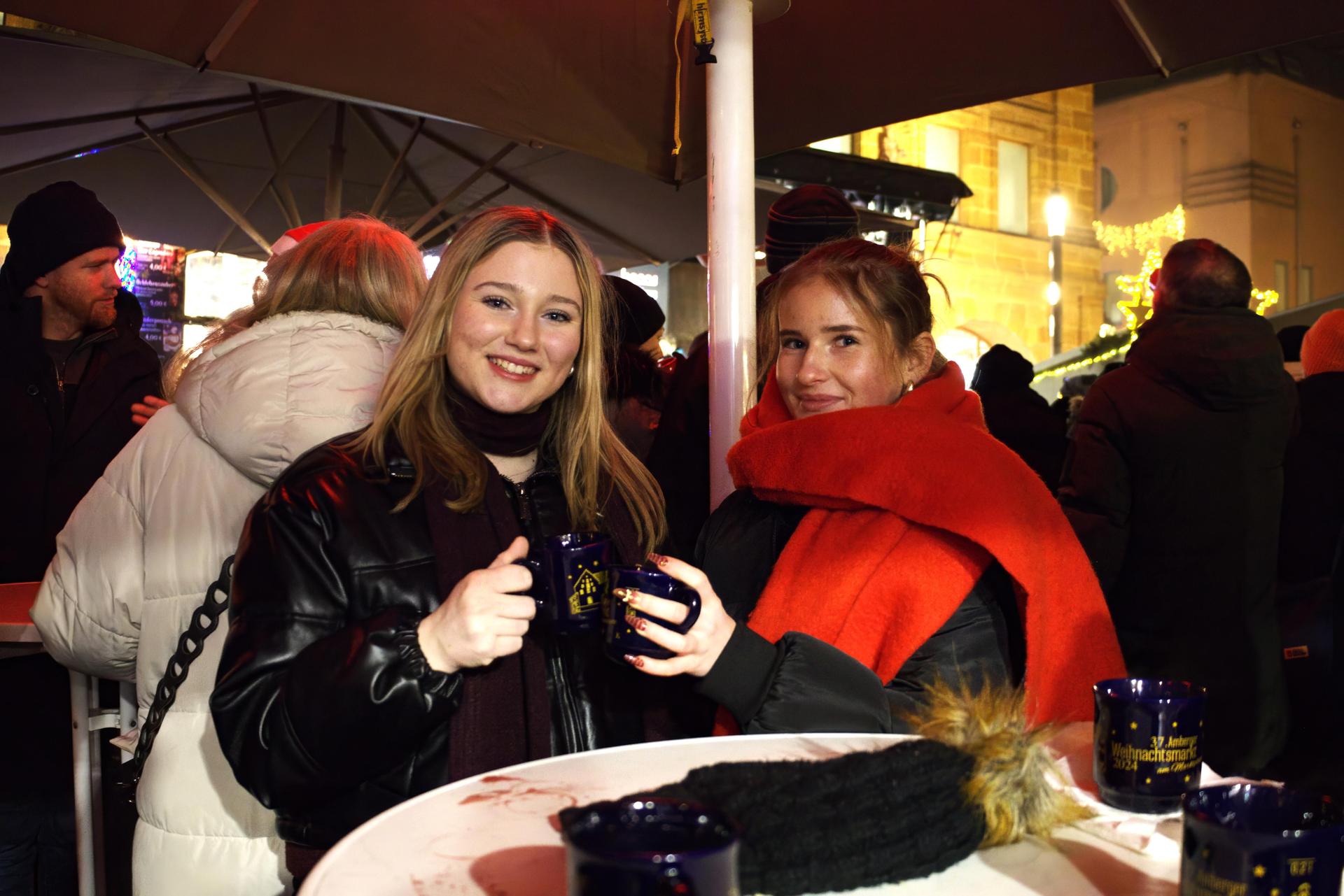 Karaoke auf dem Amberger Weihnachtsmarkt. Das sind die besten Bilder. (Bild: mni)
