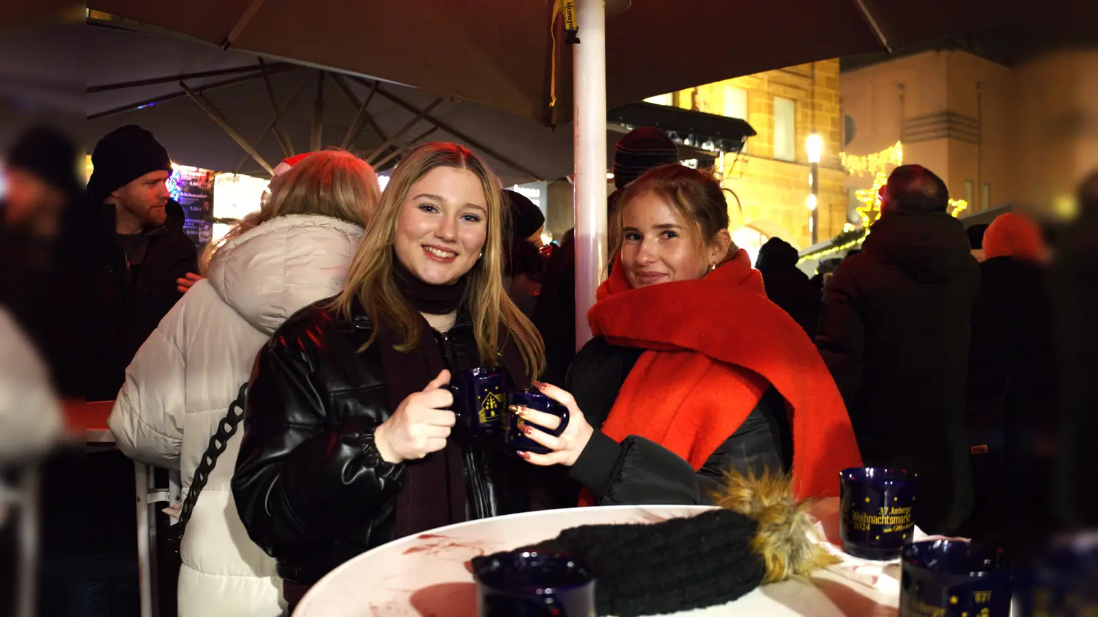 Karaoke auf dem Amberger Weihnachtsmarkt. Das sind die besten Bilder. (Bild: mni)