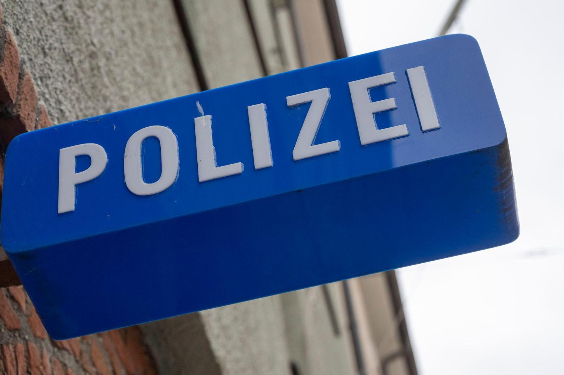 Am Amberger Bahnhof wird ein unversperrtes Fahrrad gestohlen. Dank einer aufmerksamen Zeugin kann die Polizei einen der Täter festnehmen. (Symbolbild: Peter Kneffel/dpa)