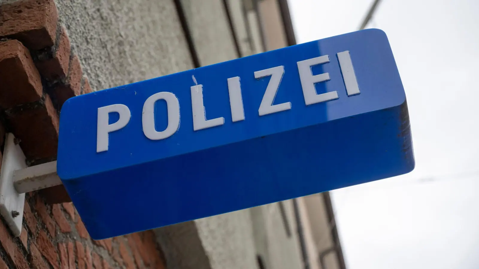 In Amberg wurde ein Überweisungsbehälter in einer Bankfiliale gewaltsam abgerissen. Die Polizei sucht nach Hinweisen. (Symbolbild: Peter Kneffel/dpa)