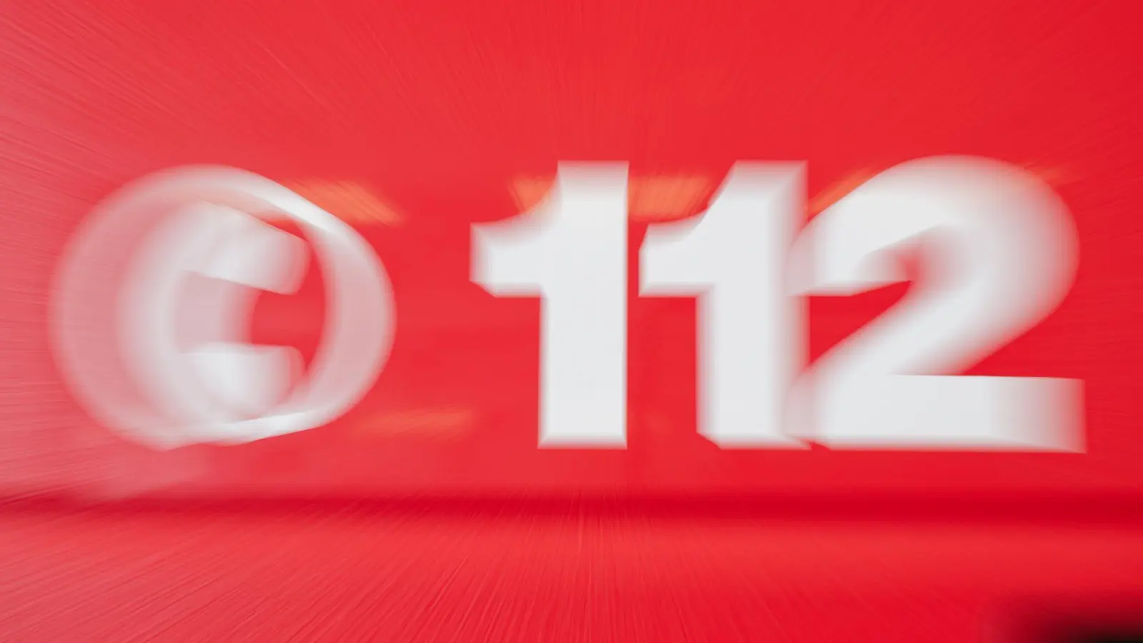 Ein Wohnungsbrand in Neumarkt i.d.OPf. forderte ein Todesopfer. Ein Feuerwehrmann wurde verletzt. (Symbolbild: Uwe Anspach/dpa)