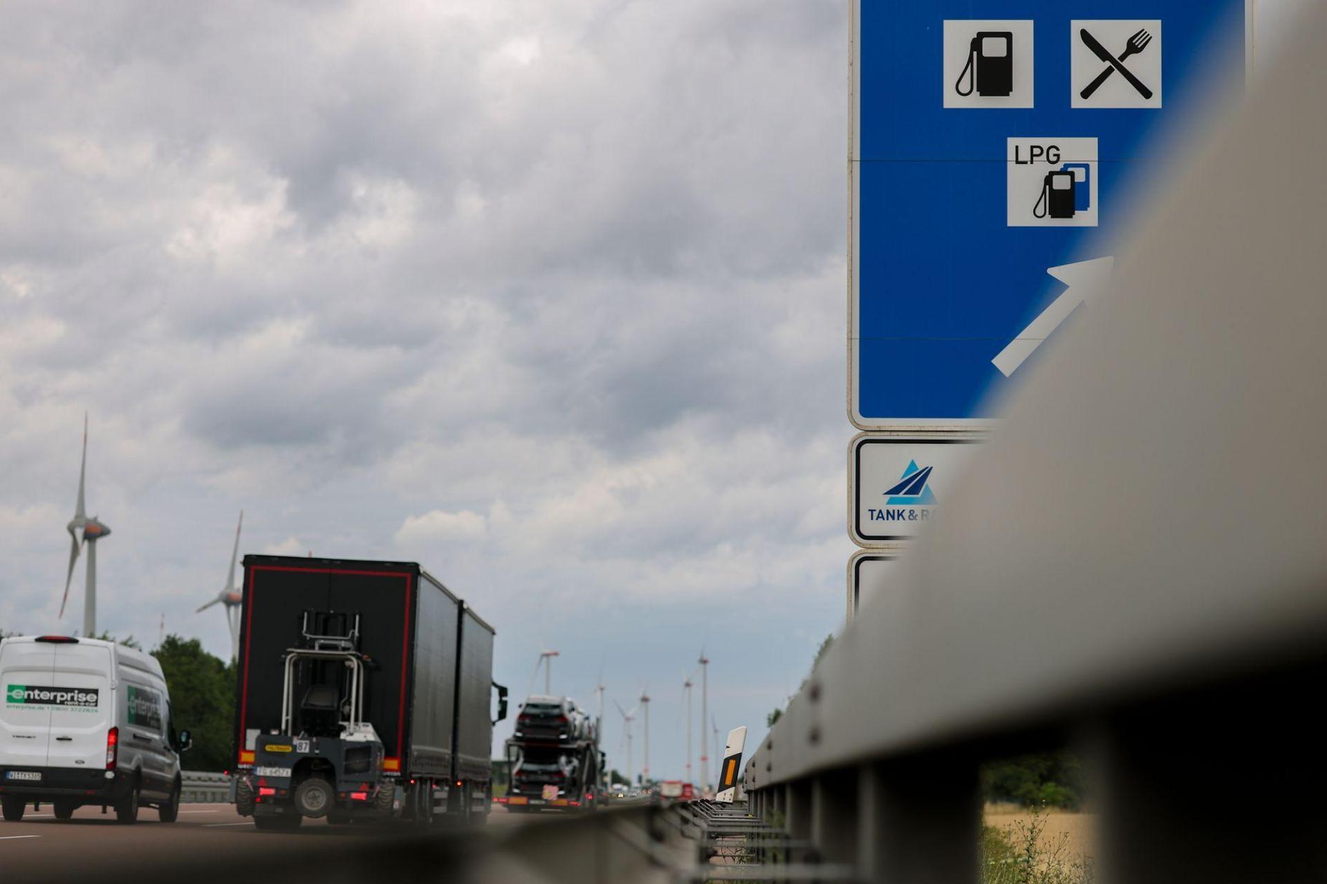 Fürs Tanken von der Autobahn abzufahren, lohnt sich. (Bild: Jan Woitas/dpa)