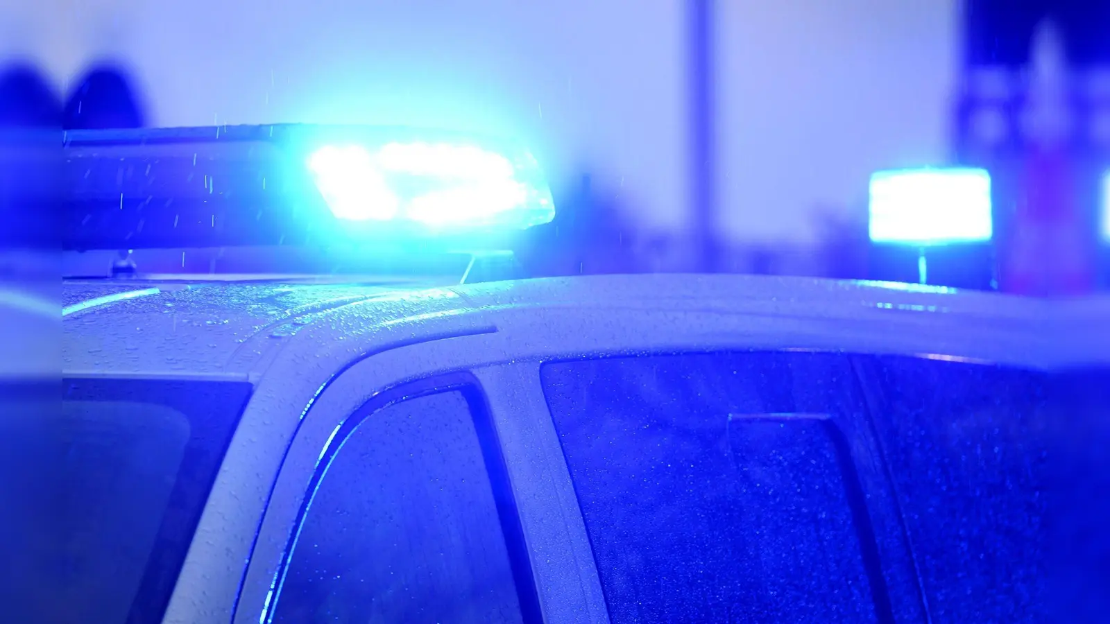 Am Sonntagabend rückte die Polizei nach Ebermannsdorf zu einem Unfall aus. (Symbolbild: Carsten Rehder/dpa)