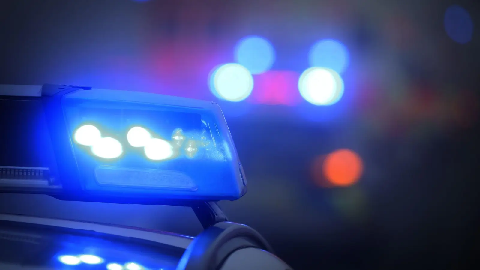 Bei Neumarkt in der Oberpfalz hat sich ein schwerer Unfall ereignet.  (Symbolbild: Karl-Josef Hildenbrand/dpa)