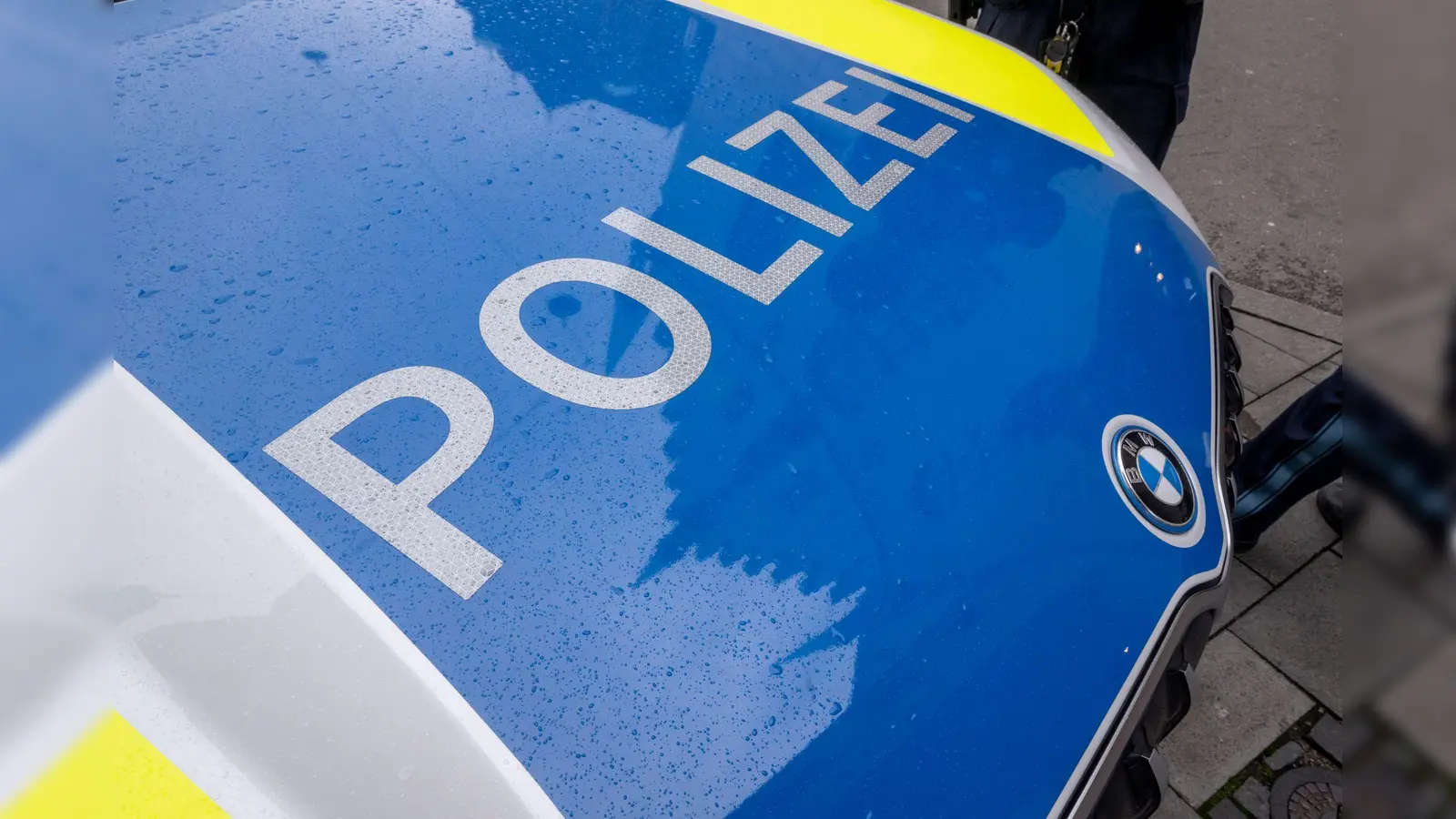 Ein unbekannter Täter stahl in Amberg einen Roller. Die Polizei bittet um Hinweise.  (Symbolbild: Peter Kneffel/dpa)