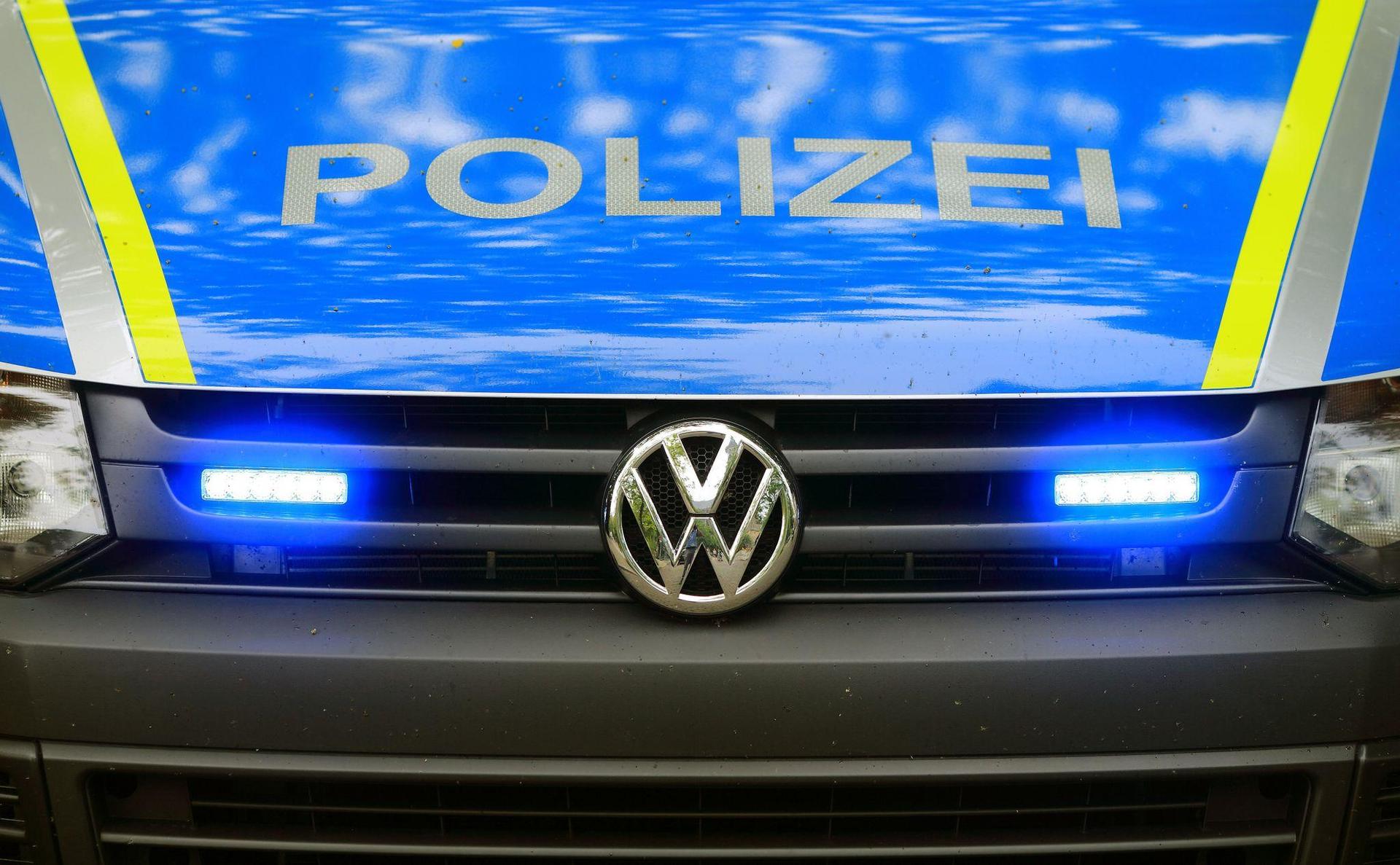Die Polizei ermittelt aktuell, weil in Altmannshof ein Auto beschädigt worden ist.  (Bild: Jens Wolf/dpa-Zentralbild/dpa)