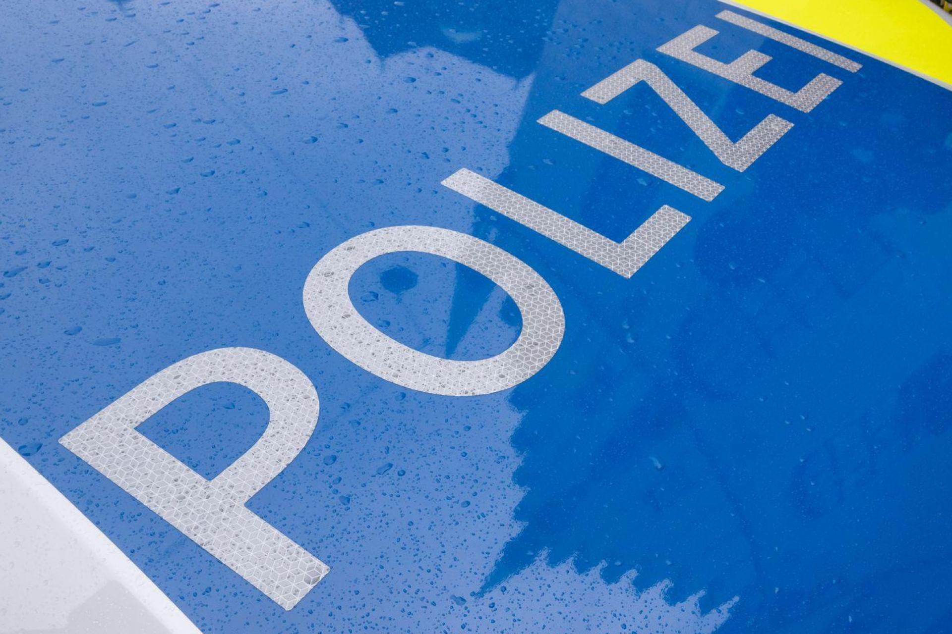 In Vilseck/Sorghof wurde ein Verkehrszeichen umgefahren. Die Polizei untersucht den Unfallhergang. (Bild: Peter Kneffel/dpa)