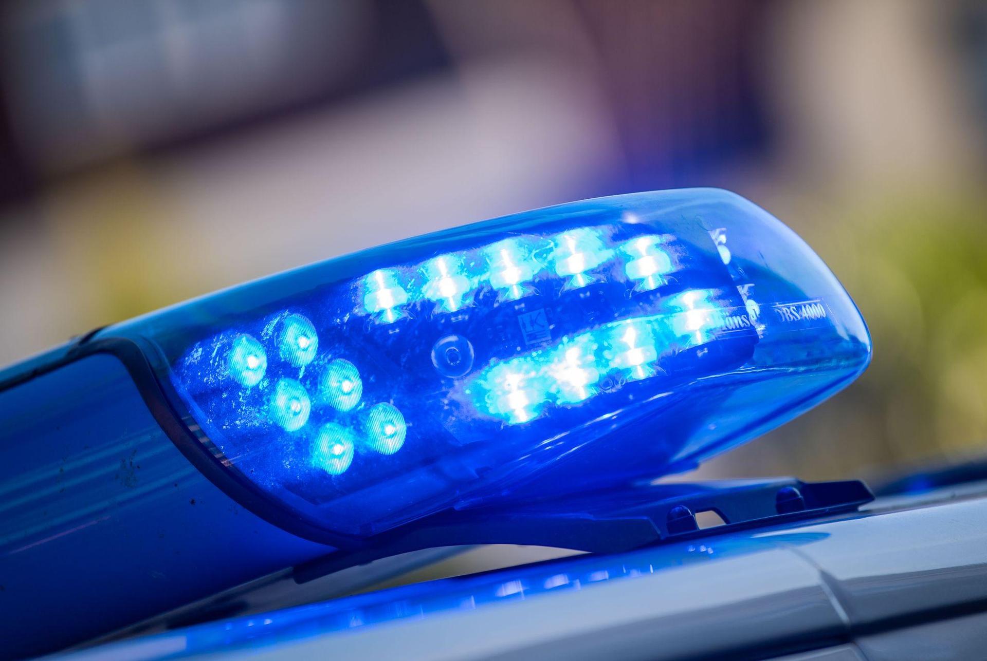 Ein alkoholisierter Mann hat in Amberg ein Polizeiauto beschädigt. (Symbolbild: Lino Mirgeler/dpa)
