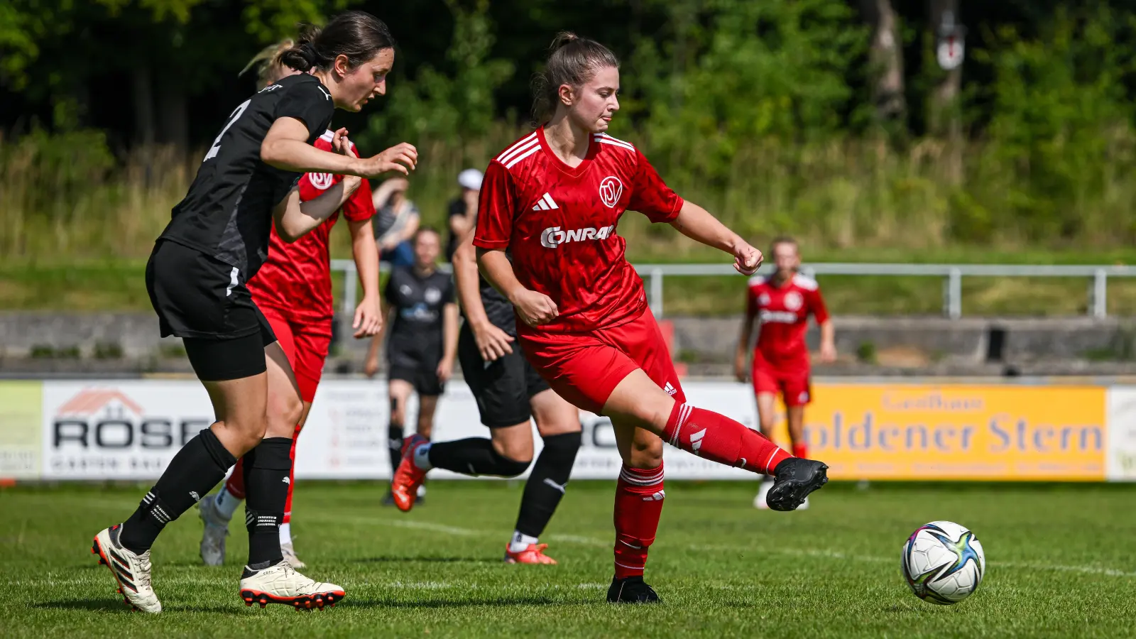 Anna Luschner (rechts) und ihr TSV Theuern gewannen das Kirwa-Freundschaftsspiel gegen den SV Neusorg mit 1:0.  (Bild: Loeffler, Jonas)