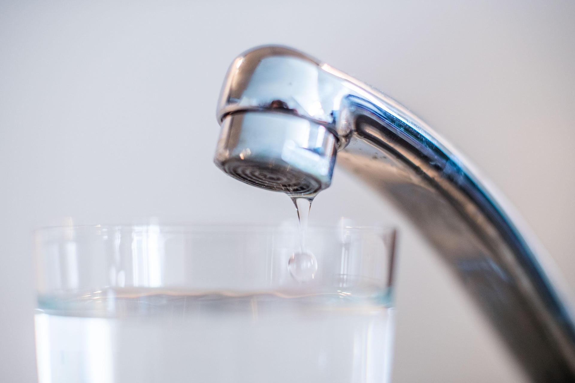 In der Gemeinde Freudenberg kommt es am 20. Mai zu Einschränkungen in der Wasserversorgung.  (Bild: Lino Mirgeler/dpa)