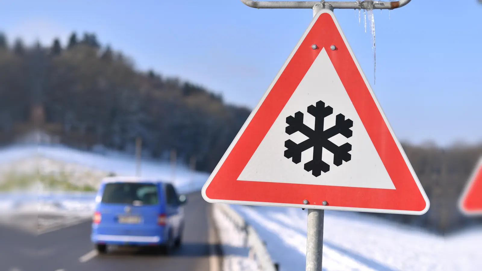 Mehrfach überschlug sich ein Mann mit seinem Toyota im Landkreis Amberg-Sulzbach, da er seine Geschwindigkeit nicht an die winterlichen Straßenverhältnisse angepasst hatte.<br> (Symbolbild: Uwe Anspach/dpa)