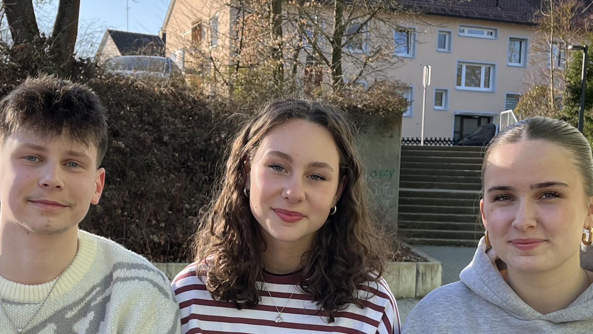 Paul, Hanna und Franzi sind in der Q12 des HCA Sulzbach-Rosenberg und haben die Q-Party mitorganisiert. (Bild: knz)