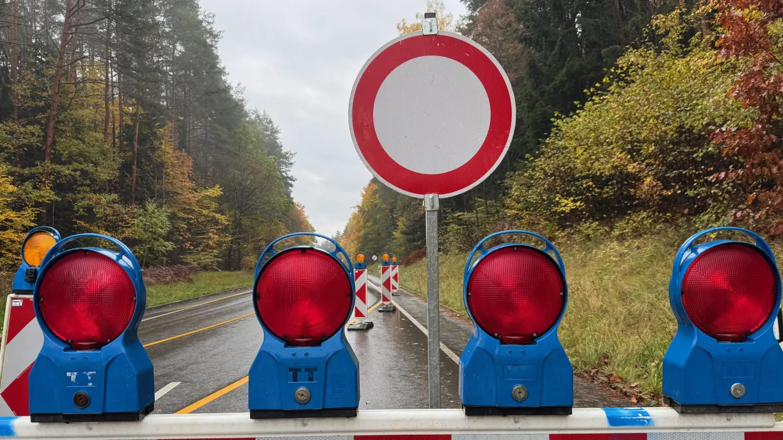 Die Sperrung der Kreisstraße zwischen Zant und Hausen wird verlängert. (Symbolbild: Heike Unger)