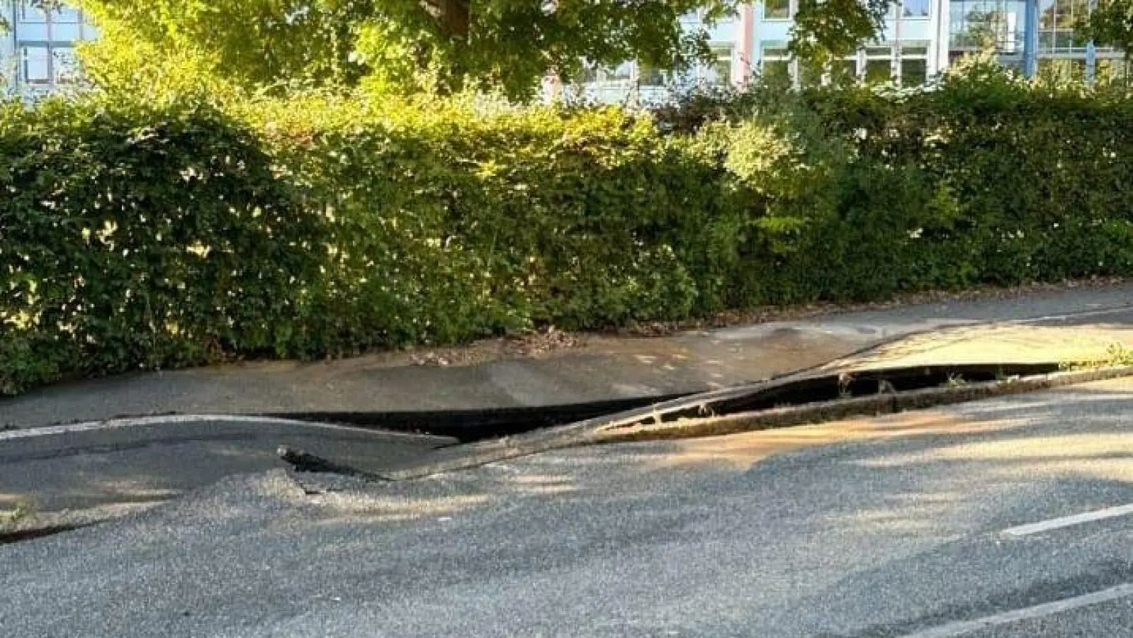 Wasserrohrbruch in Amberg: So sah es am Mittwochnachmittag in der Dr.-Filchner-Straße aus, wo der Schaden zuerst bemerkt wurde. Die genaue Ursache ist noch unklar. <br> (Bild: Karoline Gajeck-Scheuck)