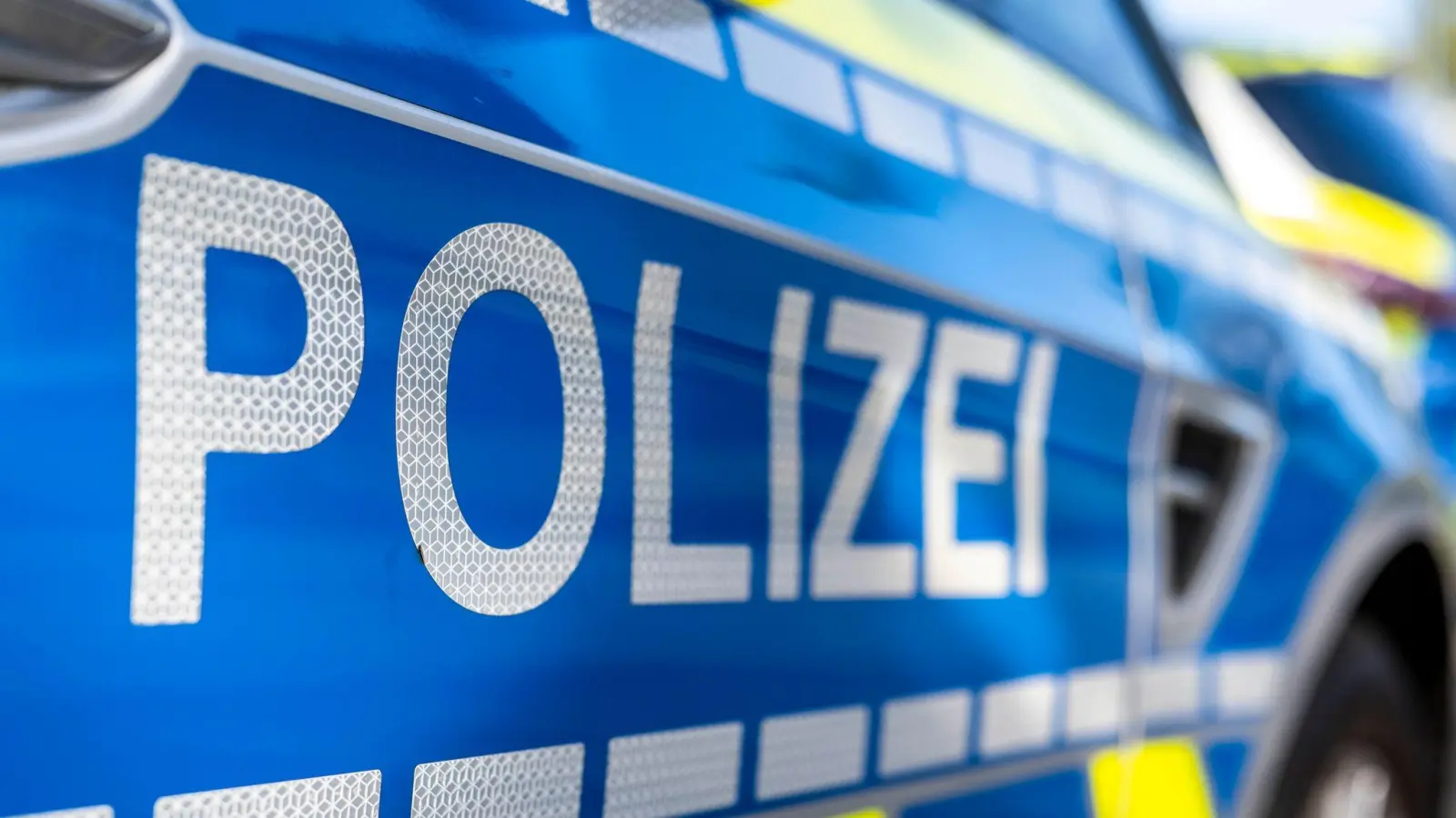 Drei junge Männer stehlen E-Zigaretten aus einem Automaten in Amberg. Die Polizei stellt die Täter und sichert Beweismaterial. (Symbolbild: David Inderlied/dpa)