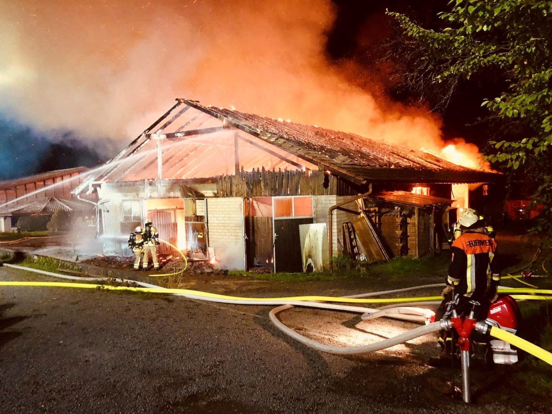 Feuerwehreinsatzkräfte wenige Minuten nach der Alarmierung bei der Bekämpfung des Feuers auf dem Reitstall-Gelände. (Bild: Kreisbrandinspektion Bayreuth/exb)