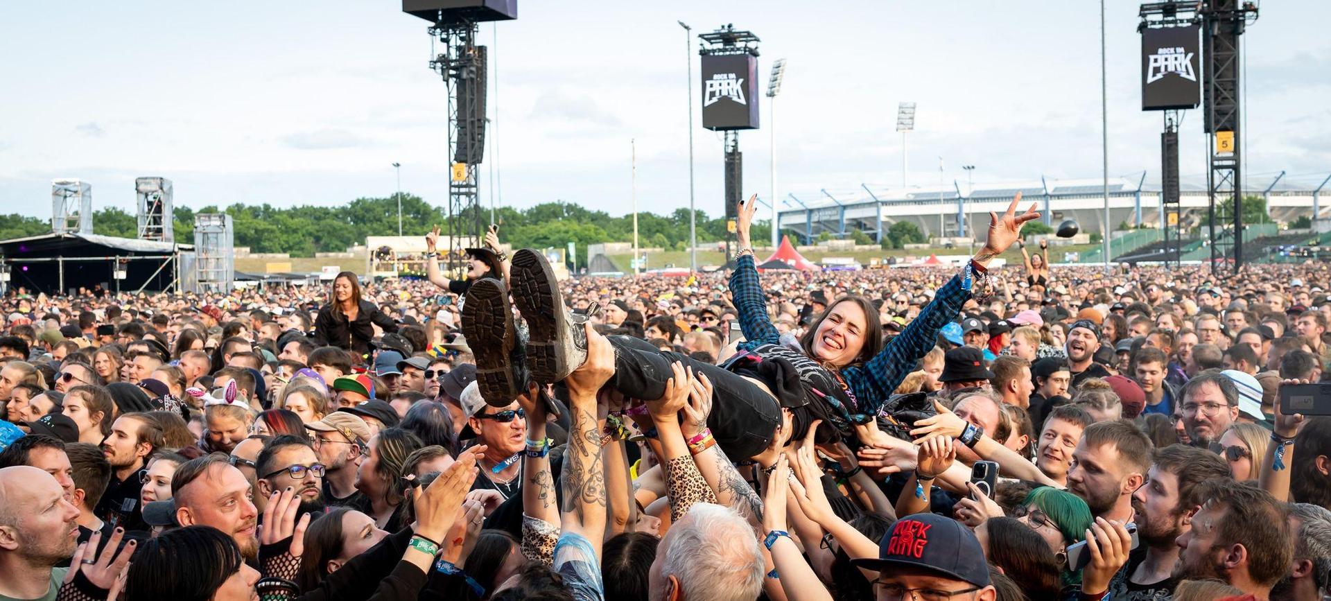 Rund 80.000 Musikfans erwarten die Veranstalter von Rock im Park in diesem Jahr täglich auf dem Gelände. (Archivbild) (Bild: Daniel Karmann/dpa)