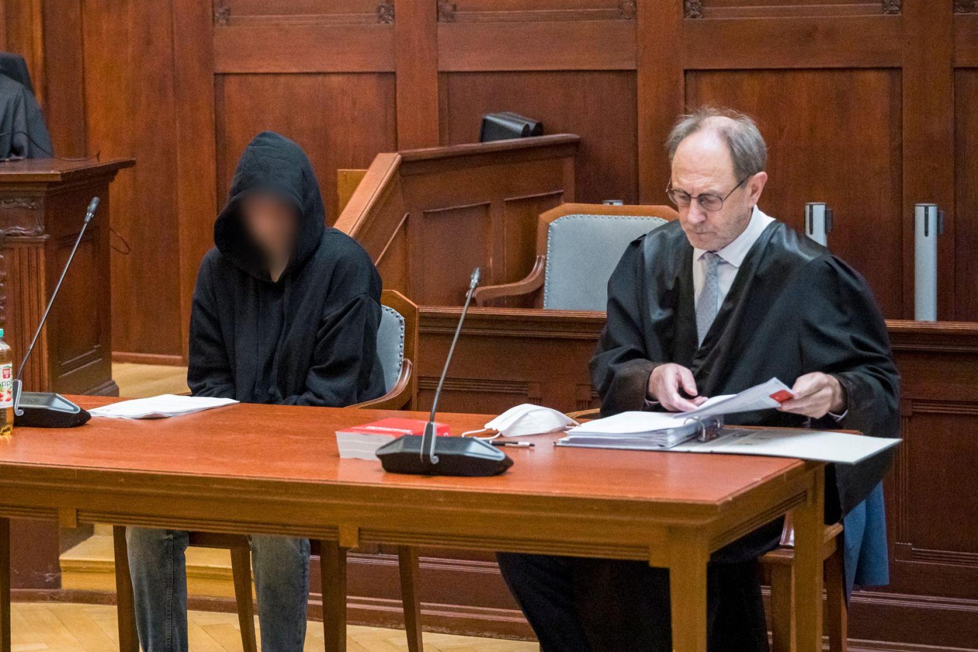 Wegen Mordverdachts steht ein junger Mann in Bayreuth vor Gericht. (Bild: Daniel Vogl/dpa)