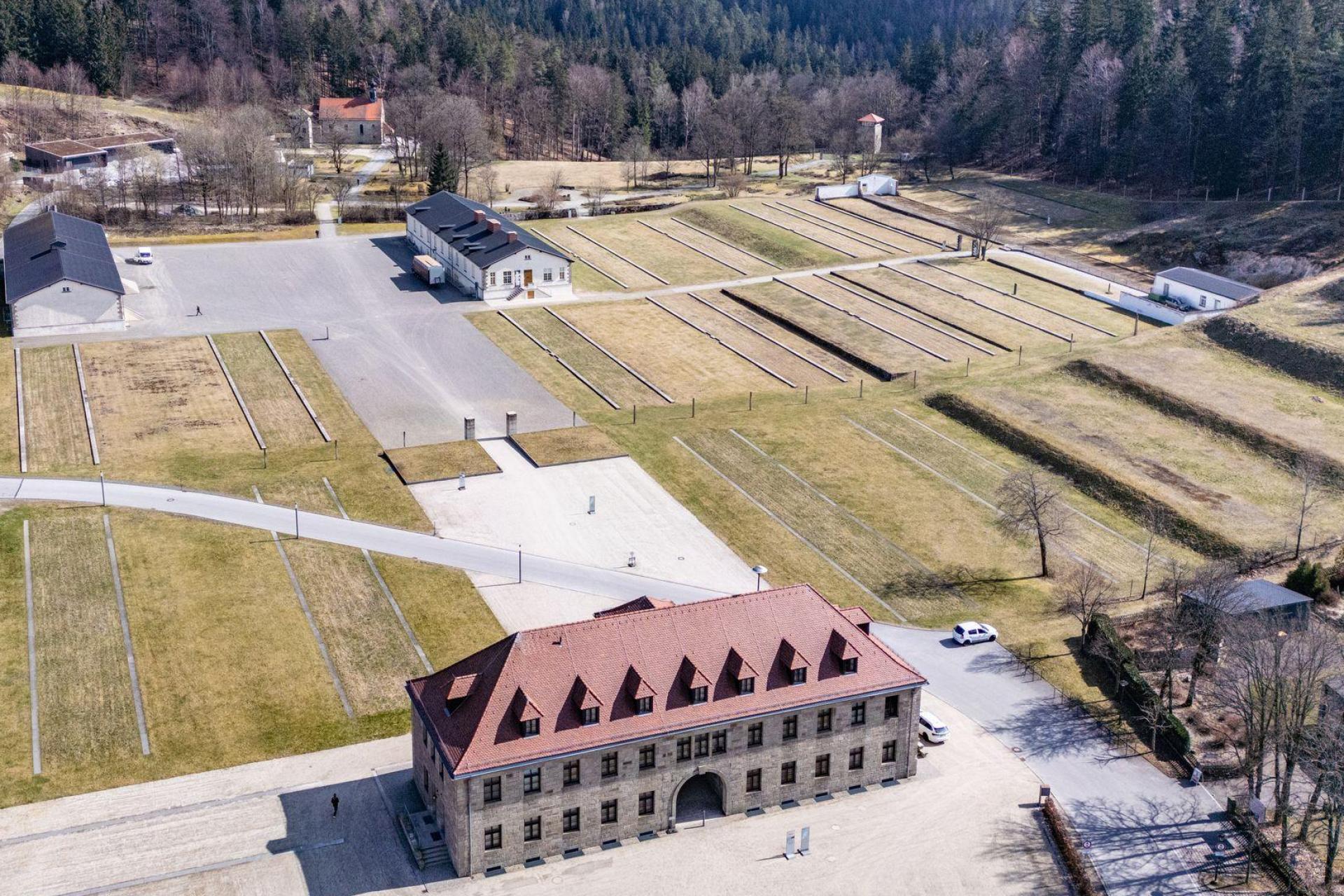 Die KZ-Gedenkstätte Flossenbürg warnt vor Holocaust-Bildern, die mit Hilfe von KI erstellt wurden und sich auf Social-Media verbreiten.  (Archivbild: Armin Weigel/dpa)