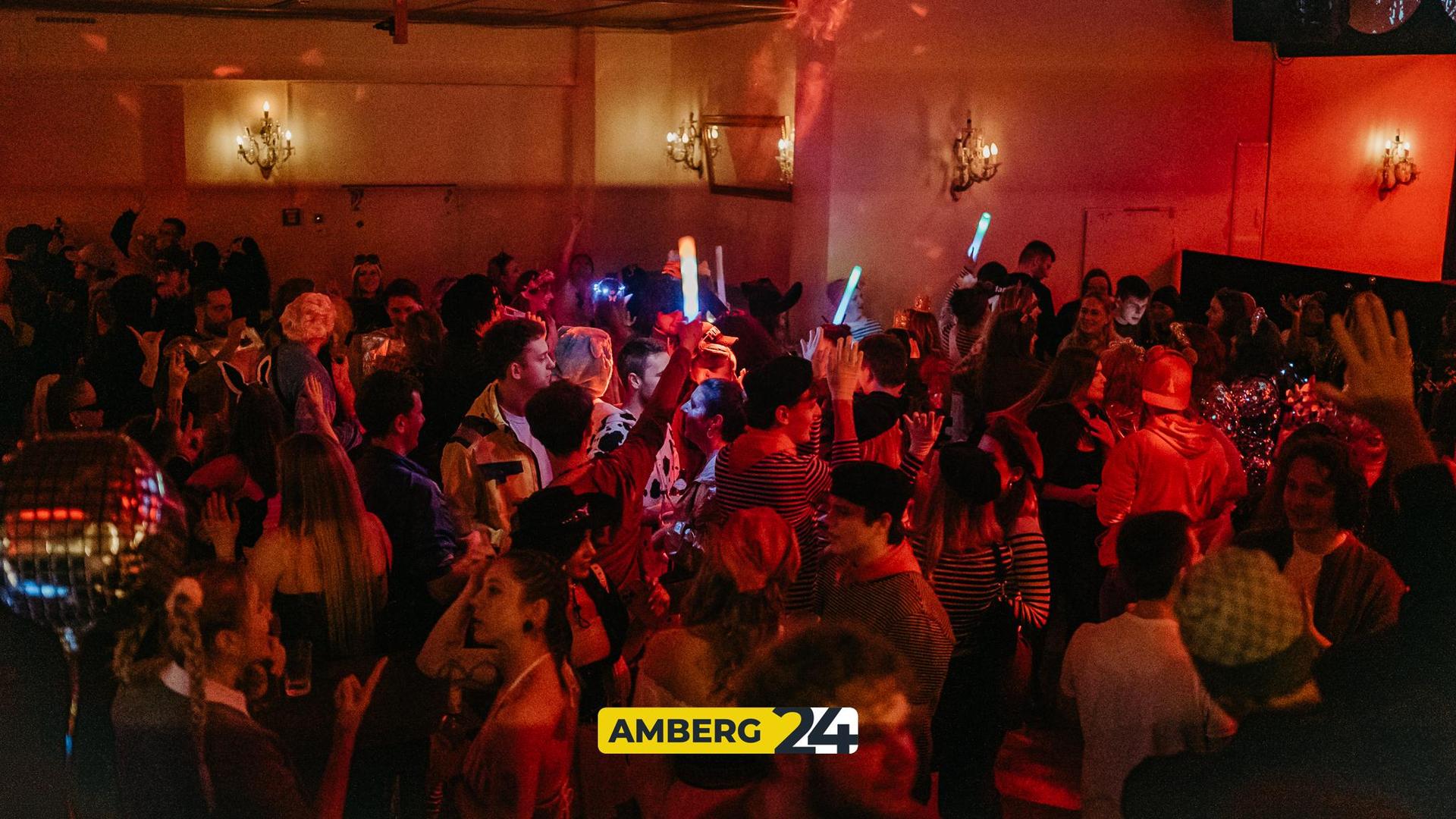 Hexen und Narren waren am Donnerstag auch im Casino unterwegs. (Bild: Mario Donhauser)