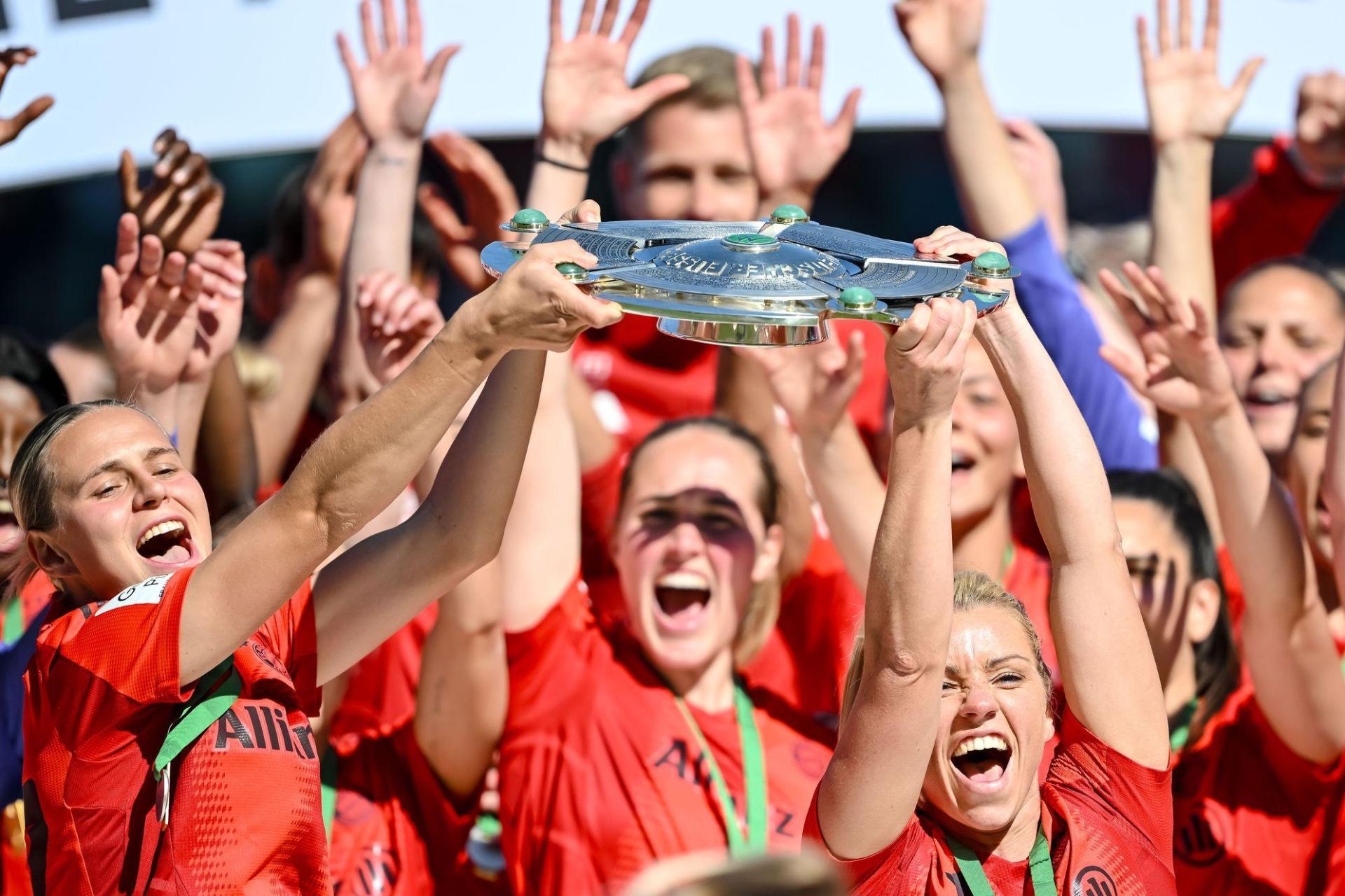 Gewohntes Bild: Die Bayern-Fußballerinnen stehen kurz vor der nächsten Meisterschaft. (Archivbild) (Bild: Harry Langer/dpa)