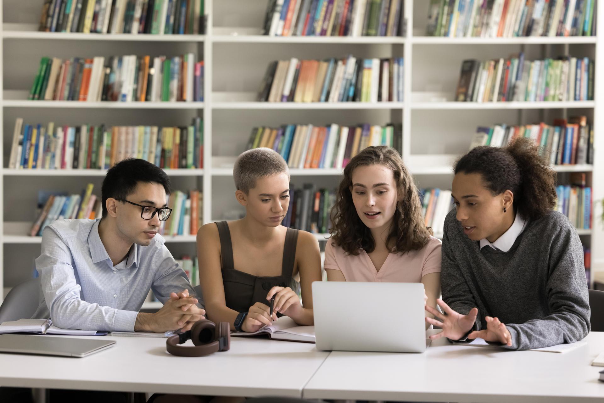 Um viele Ausbildungsberufe ranken sich Mythen und Vorurteile - nicht alle sind wahr. (Bild: fizkes / Adobe Stock)