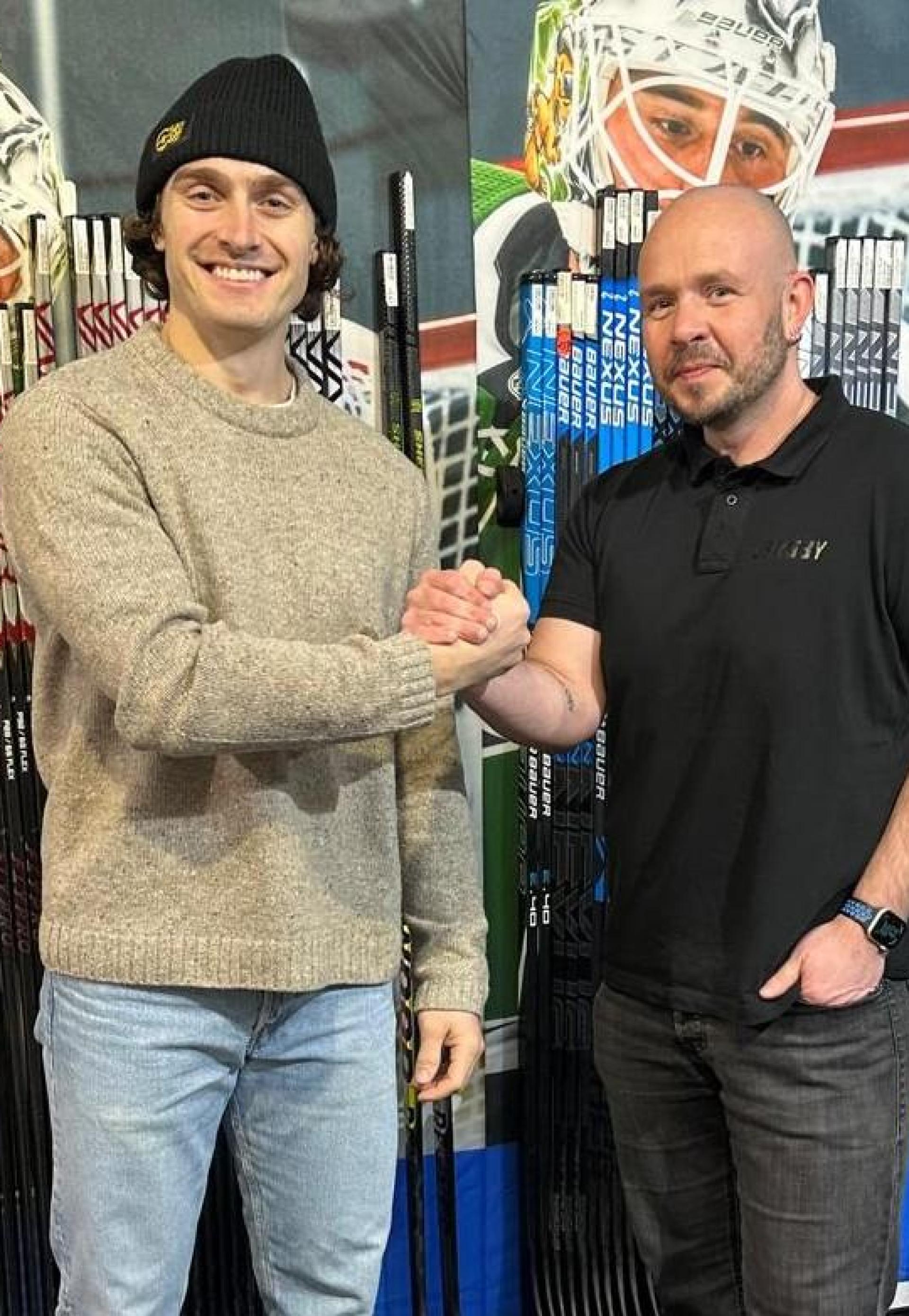 Ein Handschlag auf die nächste Saison: Brendan Walkom (links) und Ambergs Sportlicher Leiter Chris Spanger freuen sich über die weitere Zeit beim ERSC Amberg. (Bild: Günter Passler)