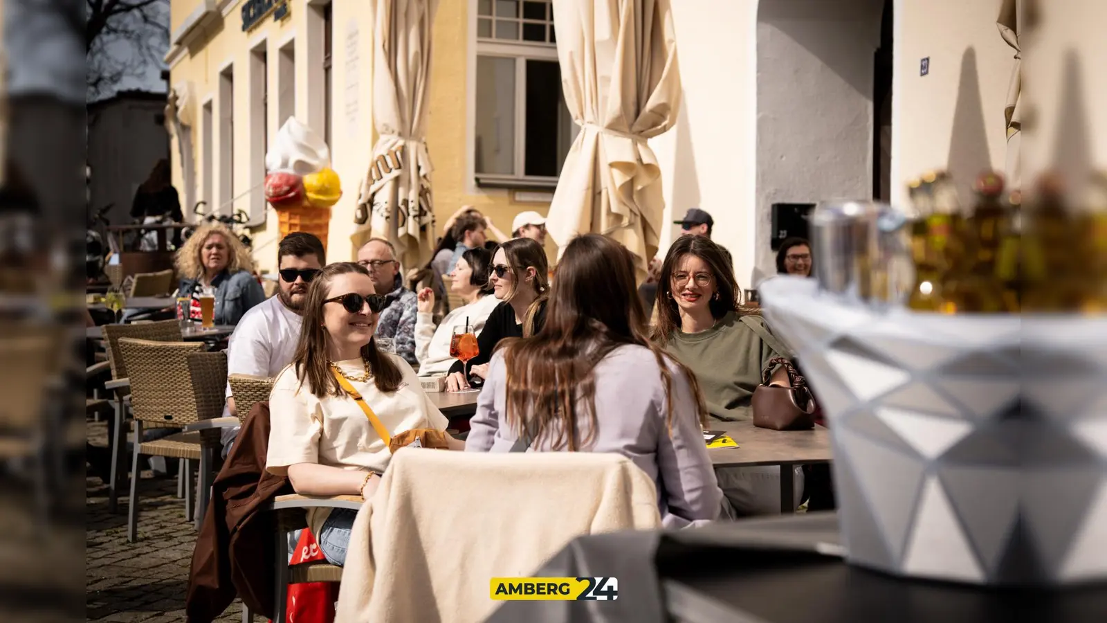 Daydrinking am Ostersonntag im Herzog. (Bild: Julia Bär)