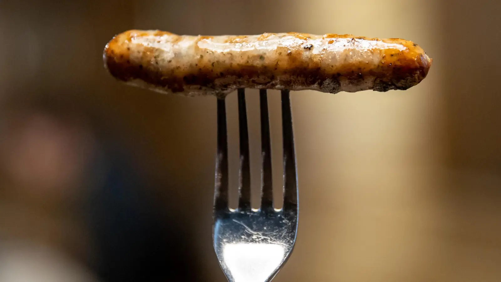 In einer Arbeiterunterkunft in Friesheim eskalierte ein Streit zwischen zwei Männern. Einer der beiden versuchte auf seinen Kontrahenten einzustechen – mit einer Gabel.  (Symbolbild: Daniel Karmann/dpa)
