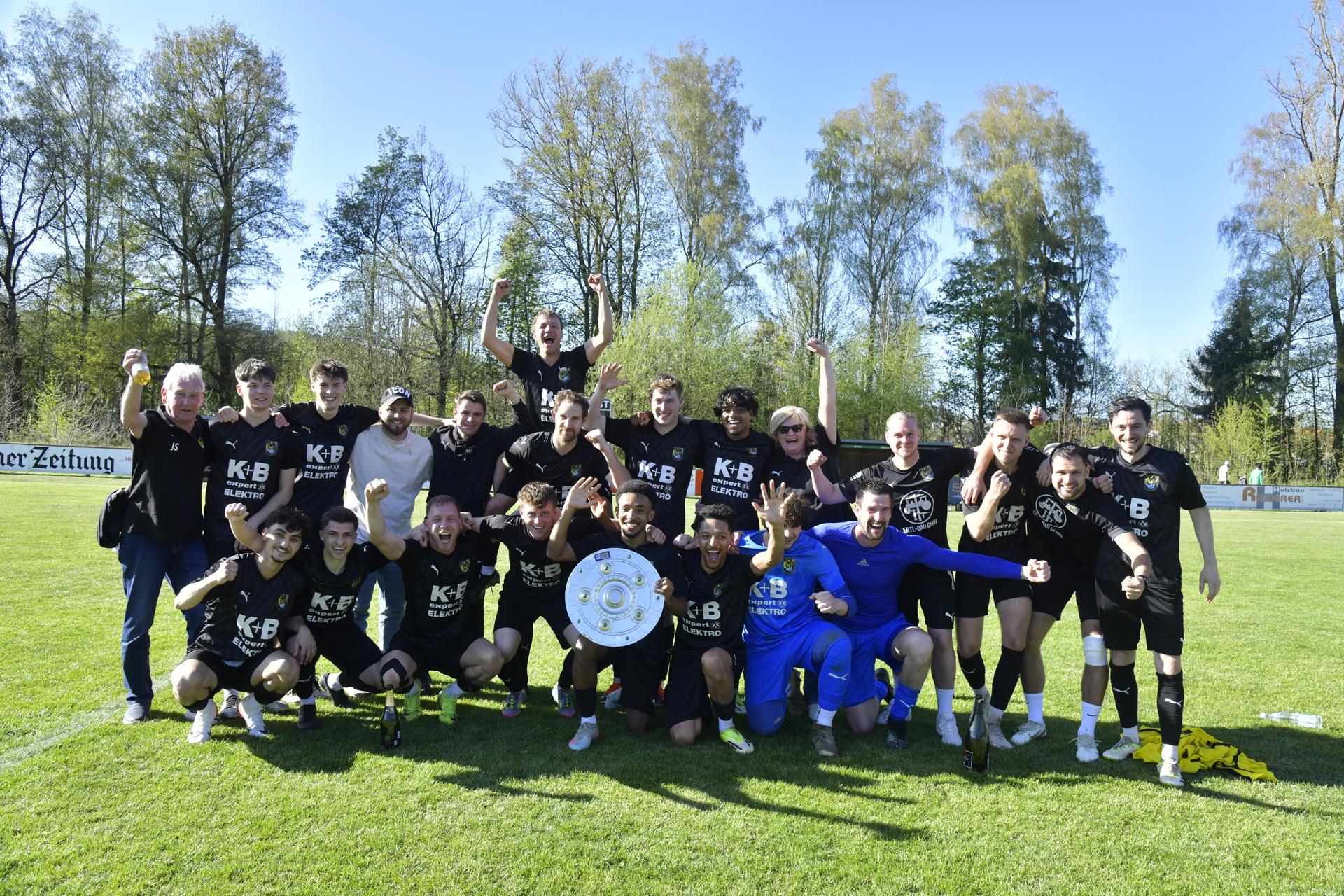 Die Spieler des FC Amberg jubeln über die Meisterschaft in der Bezirksliga Nord und den Aufstieg in die Landesliga<br>FC Furth im Wald - FC Amberg 1:2<br>Fußball Bezirksliga Nord<br>Saison 2025/26.<br>Bild: Hubert Ziegler<br> (Bild: Hubert Ziegler)