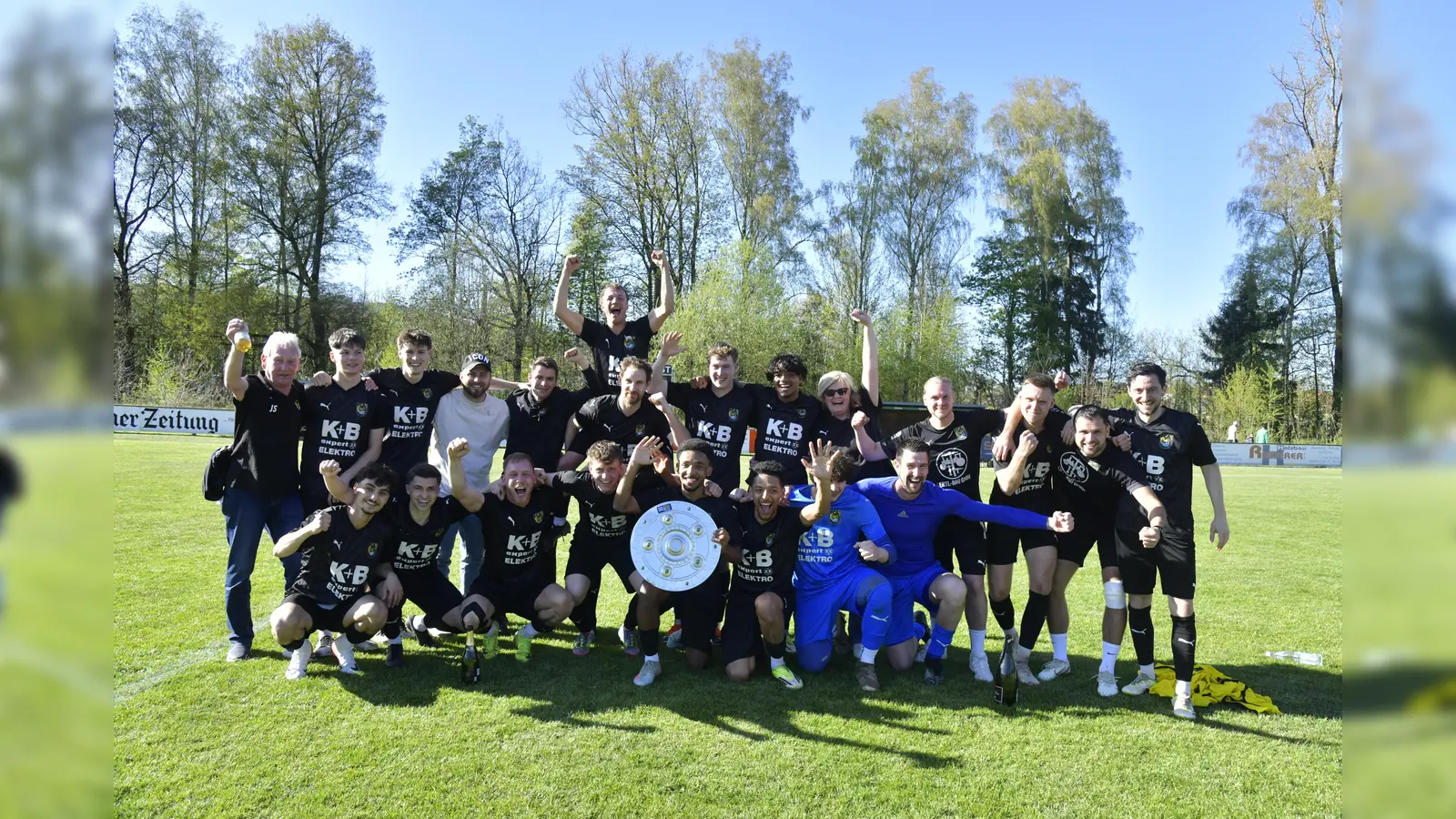 Die Spieler des FC Amberg jubeln über die Meisterschaft in der Bezirksliga Nord und den Aufstieg in die Landesliga<br>FC Furth im Wald - FC Amberg 1:2<br>Fußball Bezirksliga Nord<br>Saison 2025/26.<br>Bild: Hubert Ziegler<br> (Bild: Hubert Ziegler)