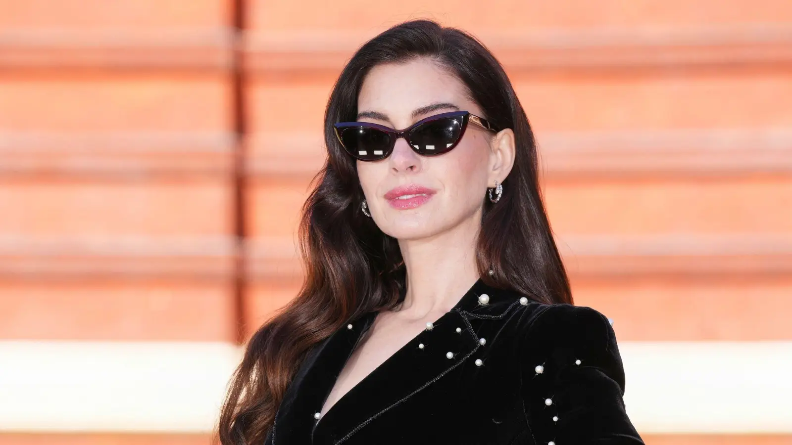 Anne Hathaway ist dieses Jahr gleich mehrmals im Kino zu sehen. Neben „Mother Mary“ läuft derzeit „Der Teufel trägt Prada 2“. (Archivbild) (Bild: Scott A Garfitt/Invision/AP/dpa)