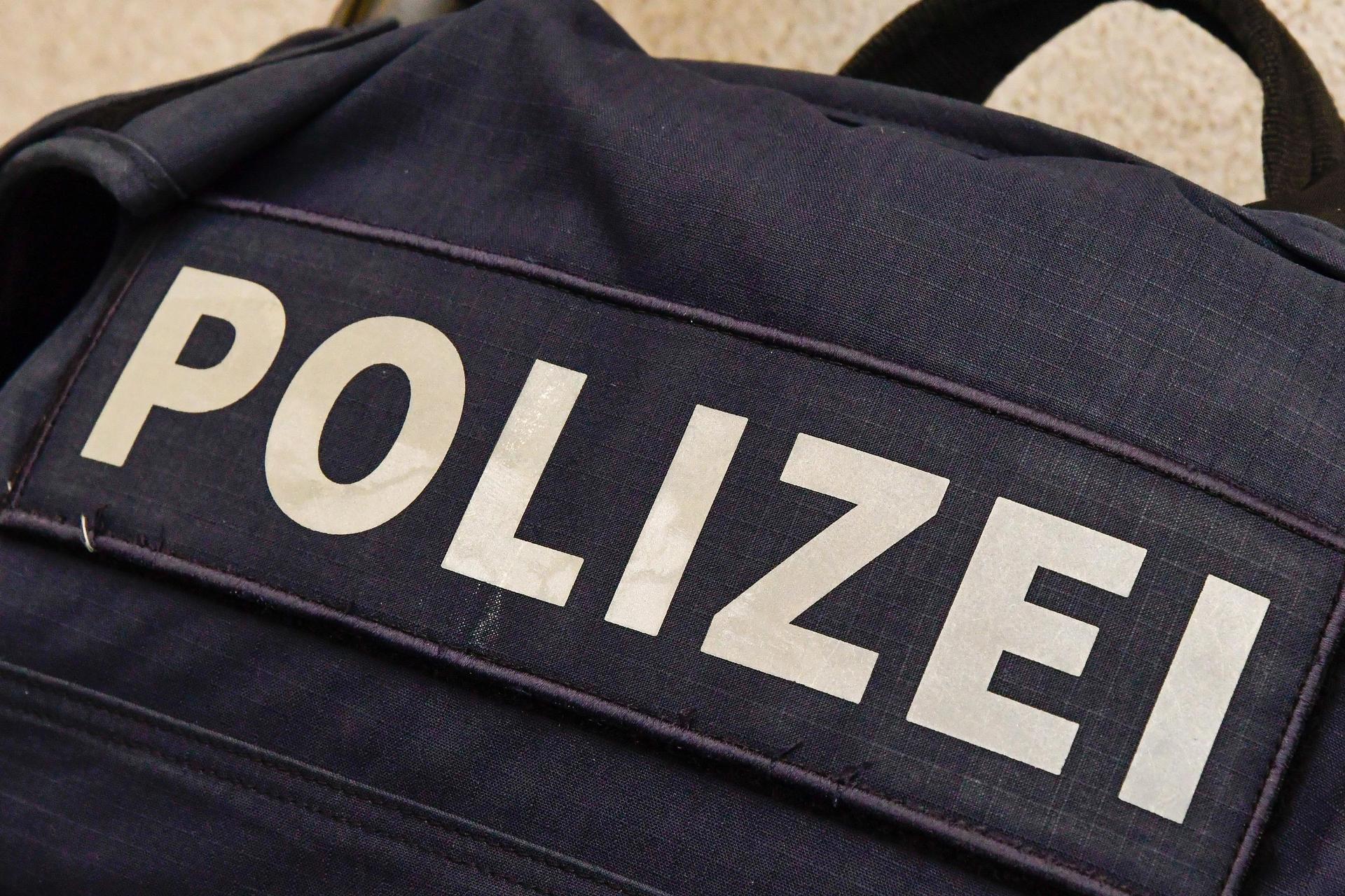Nach einem Unfall mit einem 73-jährigen Fußgänger in Sulzbach-Rosenberg sucht die Polizei zwei wichtige Zeugen. (Symbolbild: Petra Hartl)