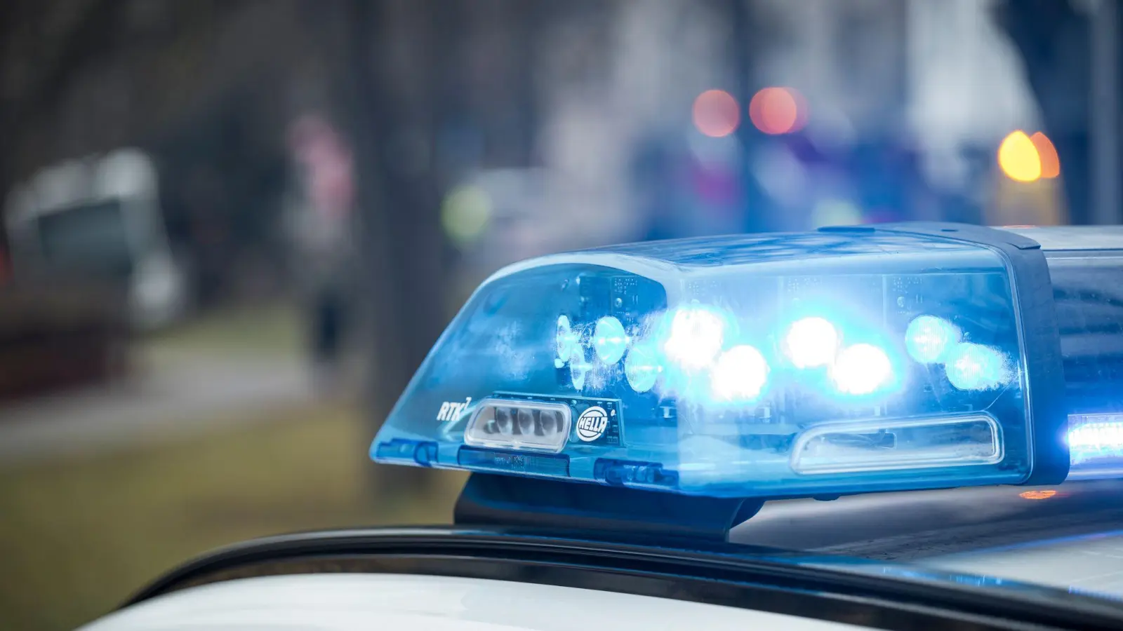 Ein unbekannter Fahrer beschädigt in Amberg einen geparkten Audi A4 und flüchtet.  (Symbolbild: Daniel Vogl/dpa)