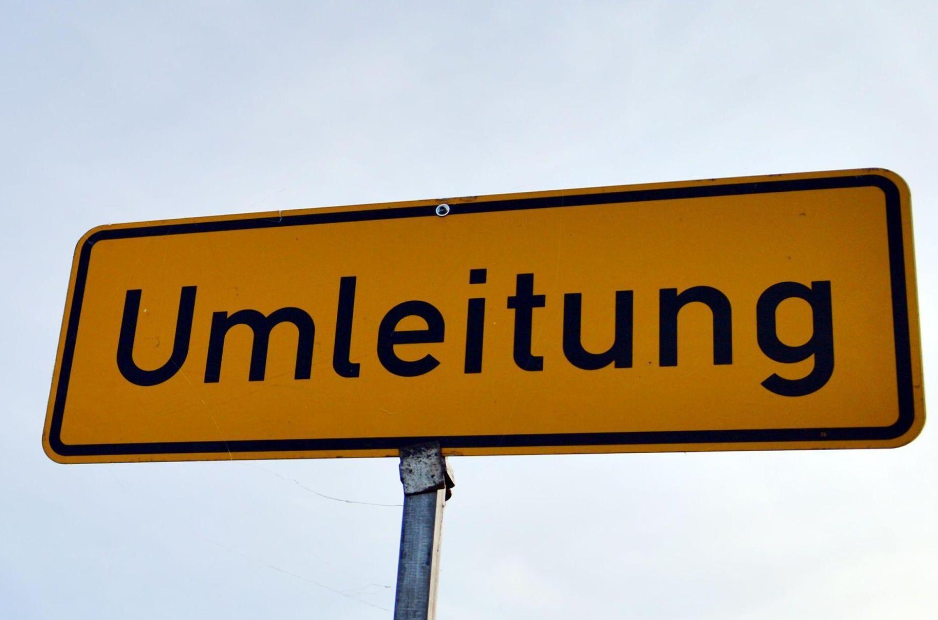 Die Glückaufstraße in Sulzbach-Rosenberg wird wegen einer Störungsbeseitigung für Vodafone voll gesperrt. (Symbolbild: Marc Tirl/dpa)