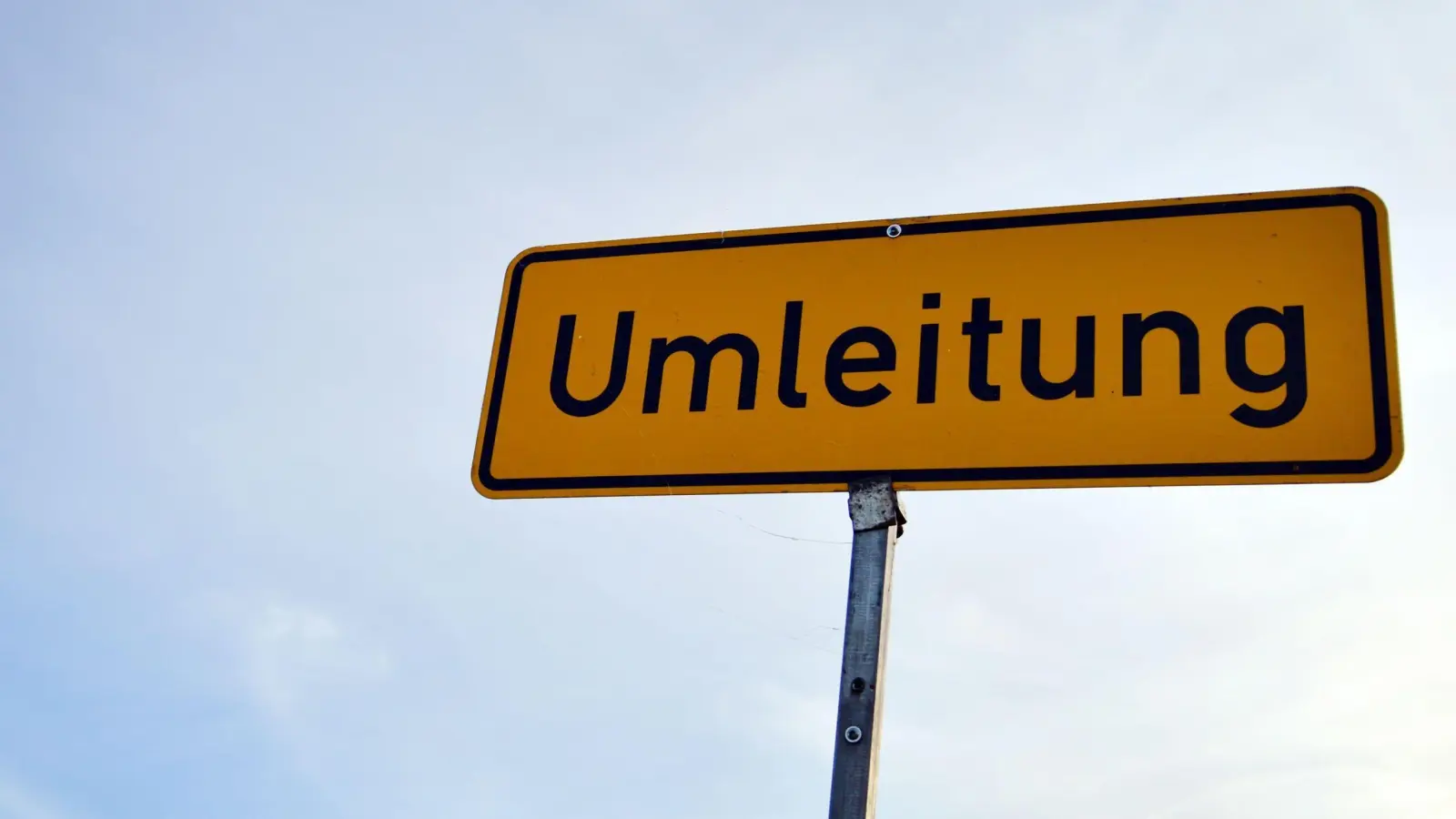 Die Staatsstraße 2123 in Hirschau ist für wenige Tage wegen Wartungsarbeiten gesperrt. (Symbolbild: Marc Tirl/dpa)