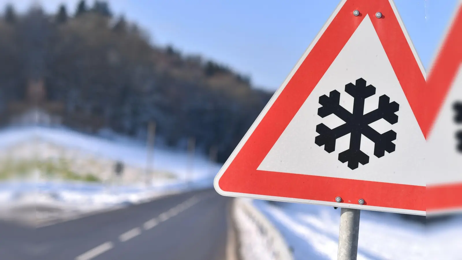 Dieses Warnschild weist auf einer Straße auf Straßenglätte hin. (Symbolbild: Uwe Anspach/dpa-tmn)