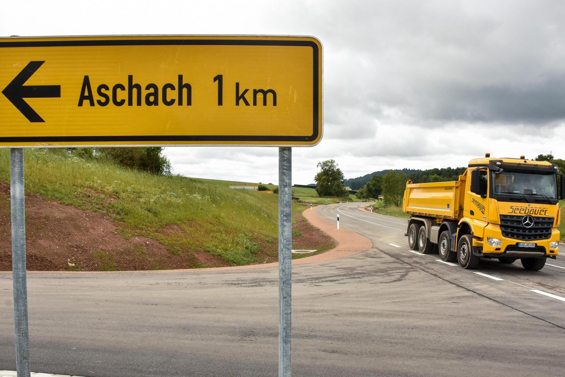 Seit Mitte März ist die Kreisstraße AS 30 zwischen Aschach und dem Industriegebiet Amberg-Nord gesperrt. Im Zuge des Umbaus wurden auch ein Unfallschwerpunkt, die Abzweigung nach Aschach, entschärft.  (Bild: Stephan Huber)