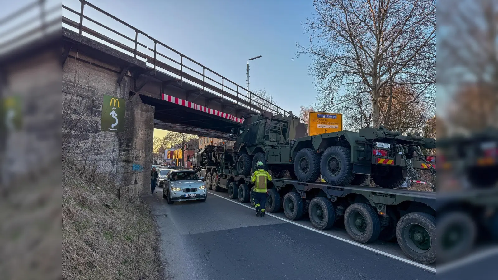 Ein Tieflader der Bundeswehr steckte vergangene Woche unter der Bahnunterführung in der Regensburger Straße fest. (Bild: Wolfgang Steinbacher)
