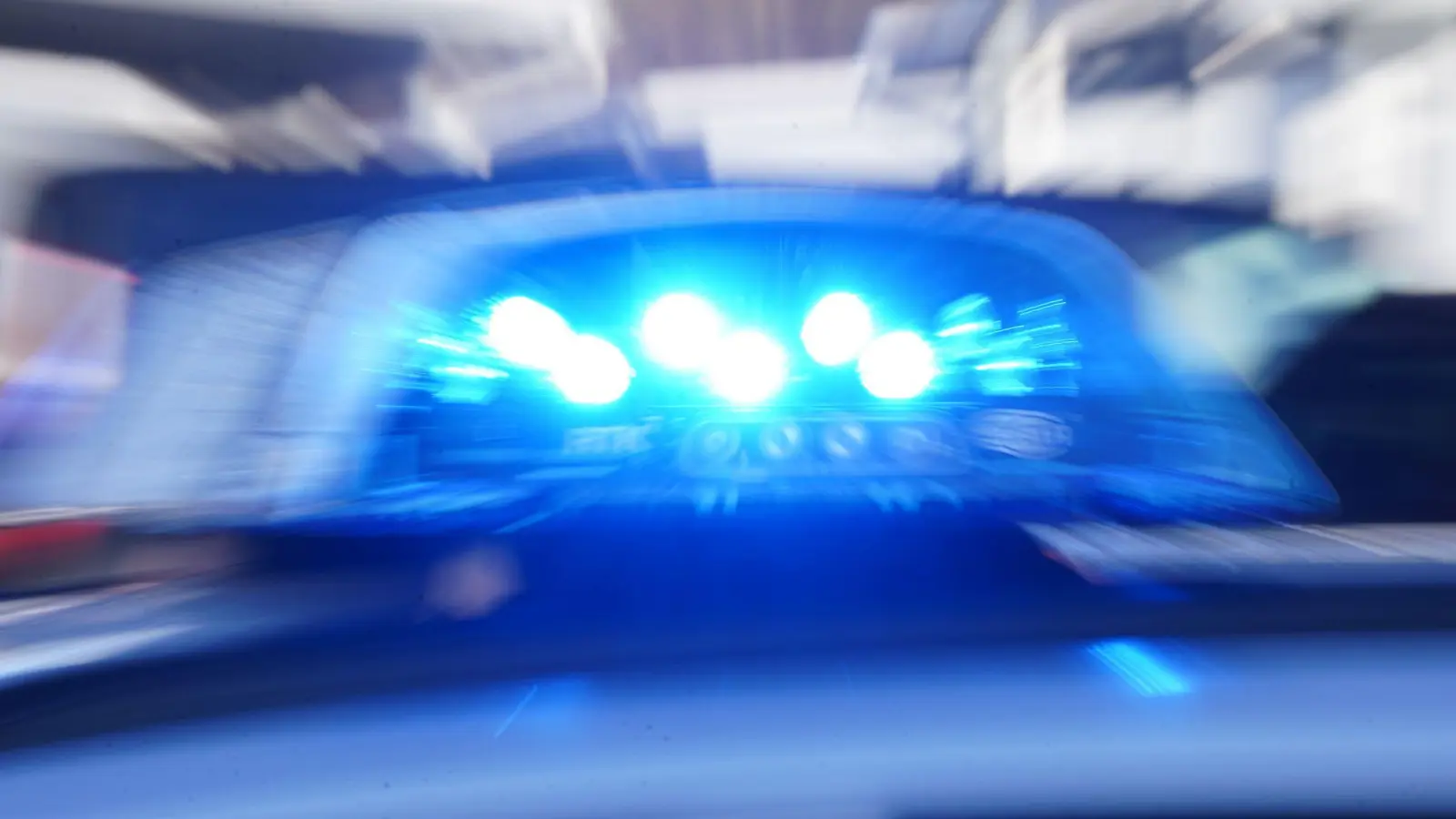 Nach einer Hochzeitsfeier in Fürth würgte ein Gast einen Polizisten.  (Symbolbild: Marcus Brandt/dpa)