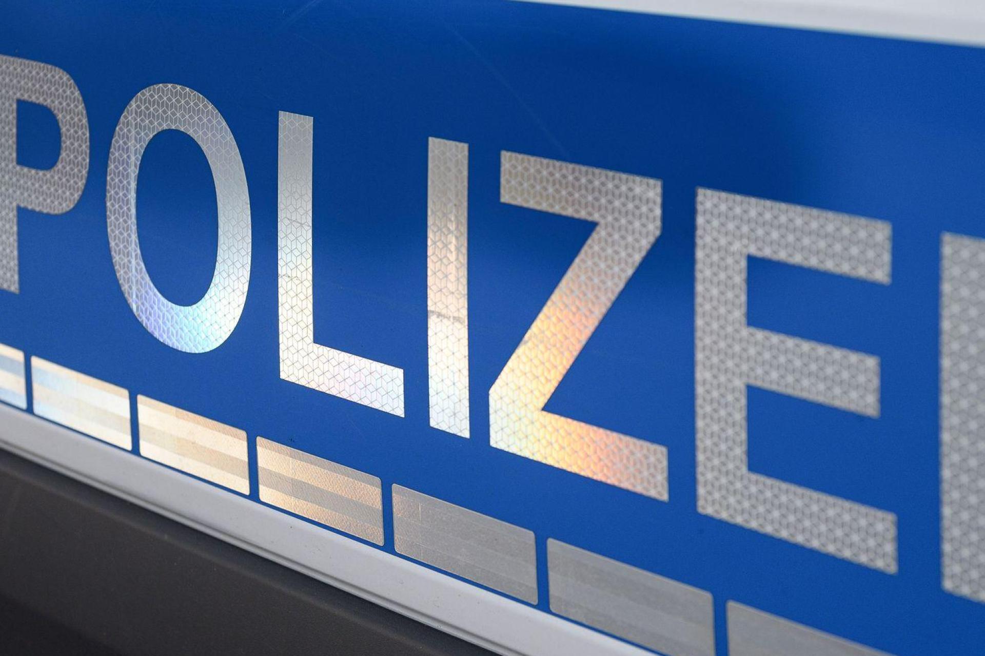 Den Führerschein des 22-Jährigen habe man zunächst nicht sicherstellen können. (Symbolbild: Daniel Vogl/dpa)