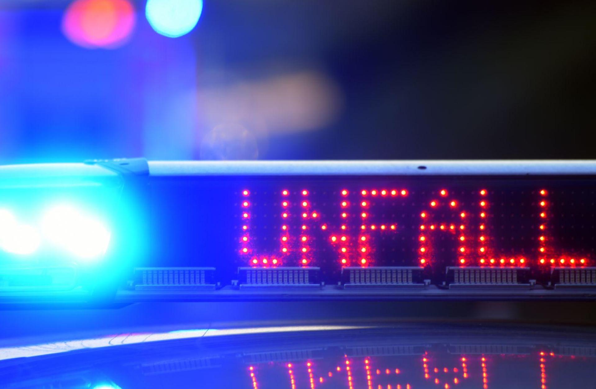 Sechs teils Schwerverletzte gab es am Sonntag bei einem Verkehrsunfall auf der B299 bei Mitterteich. Eine Frau befindet sich mittlerweile nicht mehr in akuter Lebensgefahr. (Symbolbild: Stefan Puchner/dpa)