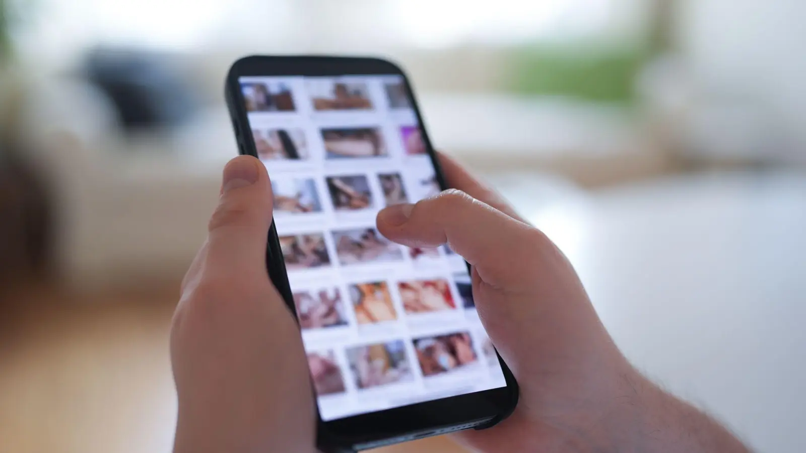 Bei sogenannten Deepfakes wird etwa mit Hilfe von KI ein prominentes Gesicht auf einen nackten Körper montiert.  (Symbolbild: Marcus Brandt/dpa)