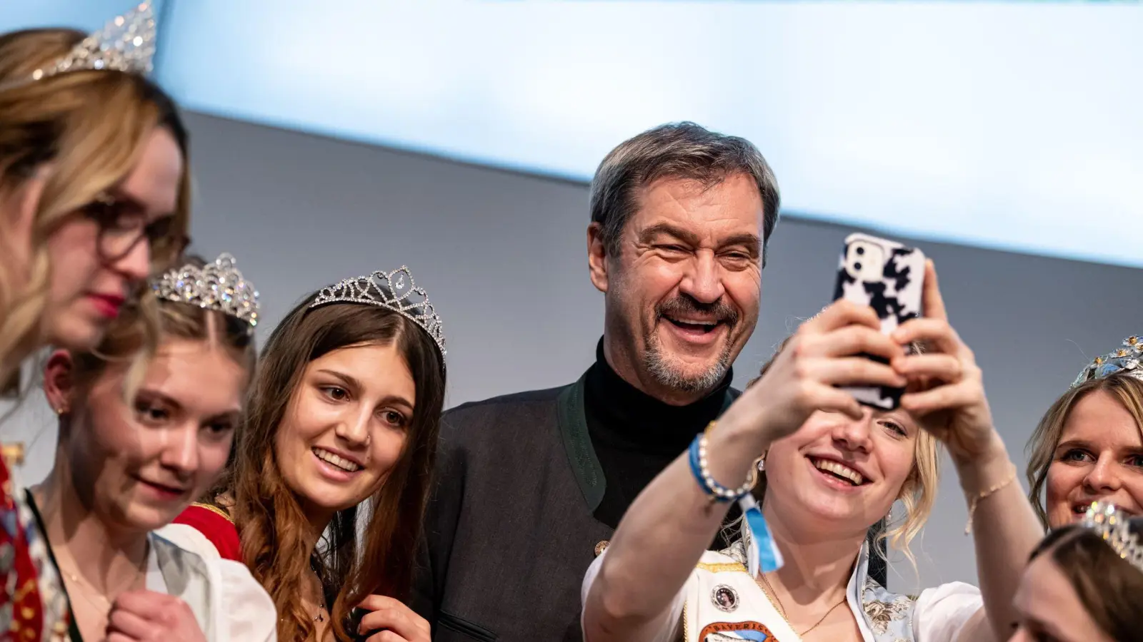 Ein Selfie hier, ein Selfie da: Für CSU-Chef Markus Söder sind Posts in sozialen Netzwerken mehr als Unterhaltung. (Archivbild)  (Bild: Fabian Sommer/dpa)