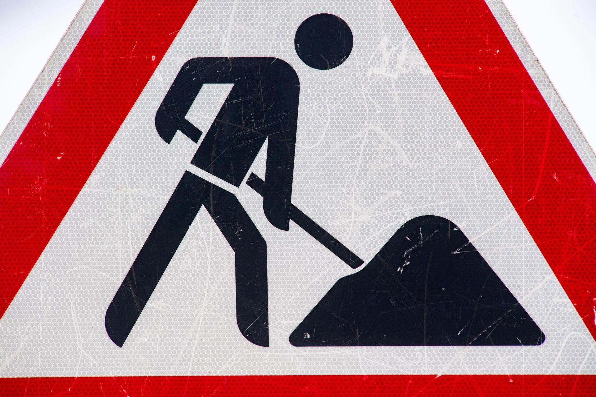 Zwischen dem 29. Januar und dem 27. Februar wird die Vollmarstraße in Sulzbach-Rosenberg wegen der Verlegung einer Stromleitung voll gesperrt. (Symbolbild: Stefan Sauer/dpa)