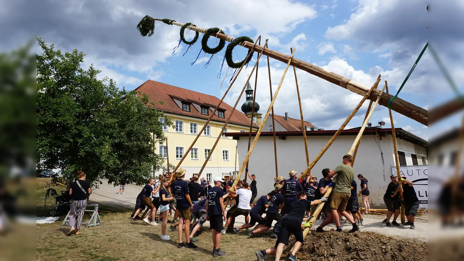 Mit ihren „Goaßn” stemmen die Kirwaburschn und Helfer den Kirwabaum in die Höhe. (Bild: tra)