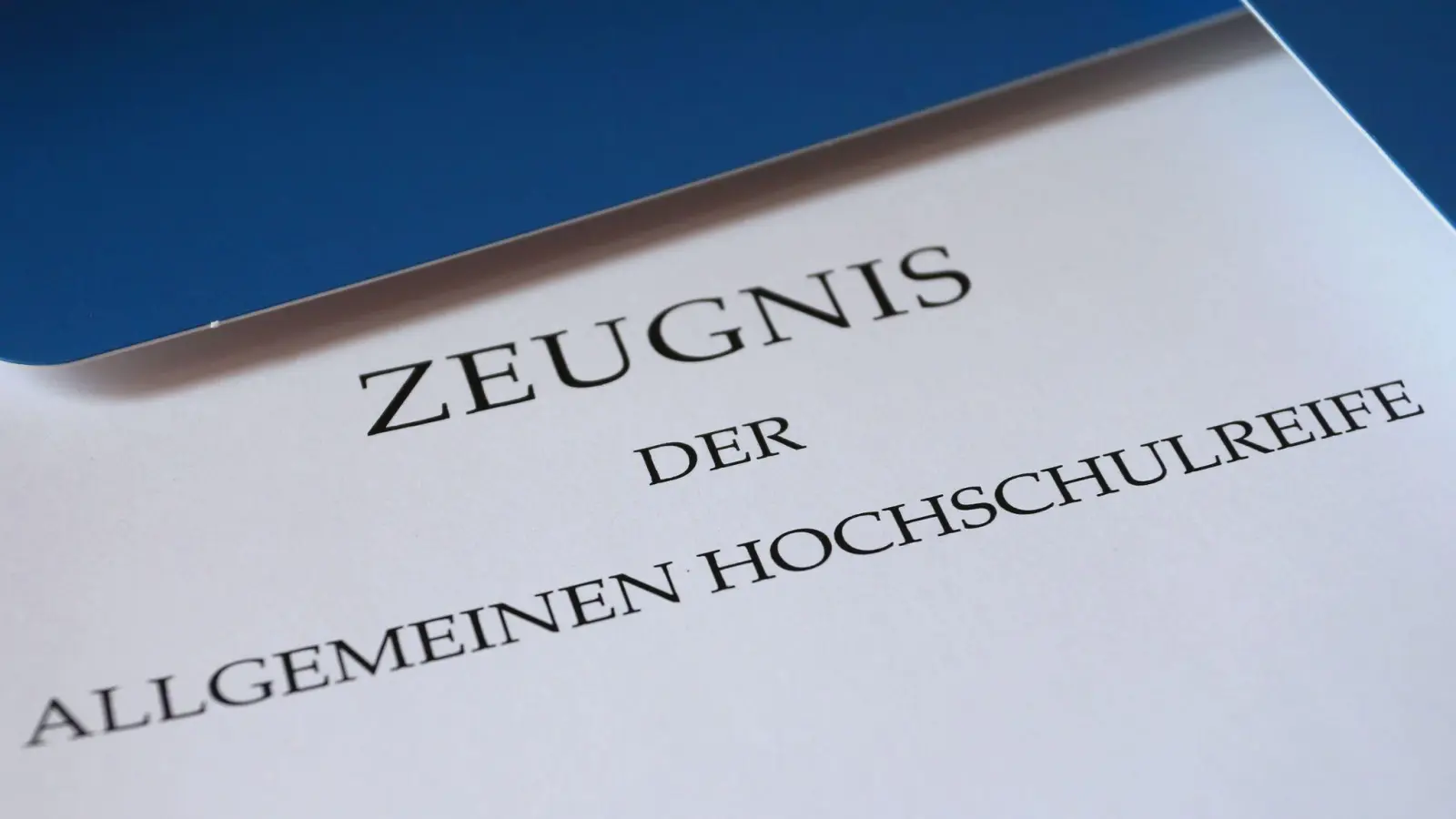 Heuer haben in Bayern nur sehr wenige Gymnasiastinnen und Gymnasiasten Abitur gemacht. (Symbolbild) (Bild: Karl-Josef Hildenbrand/dpa)