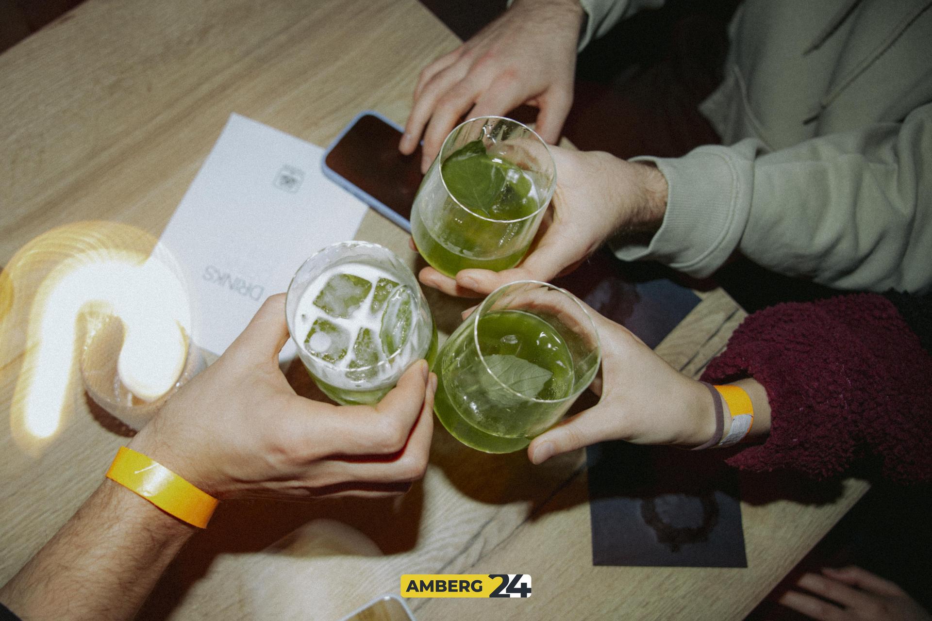 Die Fotoausstellung in der Skybar am Samstag. (Bild: Lolografie)